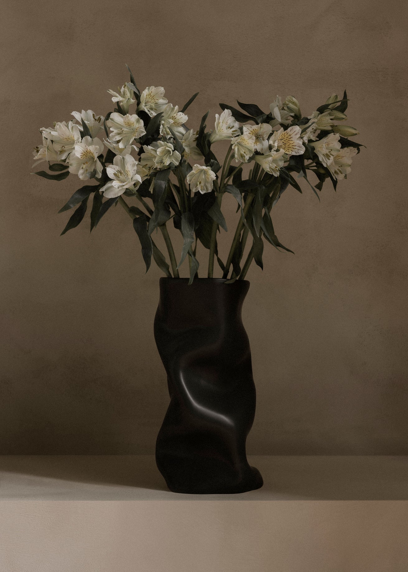 Vase COLLAPSE schwarze Keramik