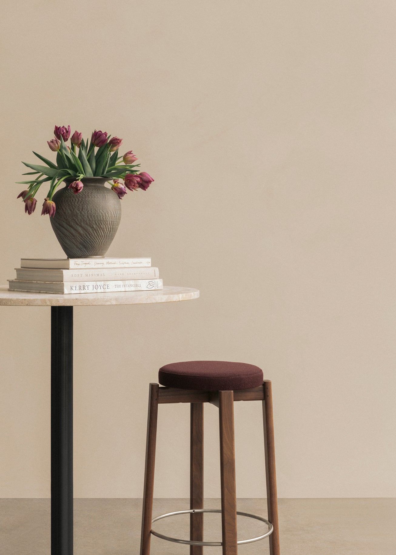 Hocker PASSAGE aus Eichenholz mit blauer Sitzfläche