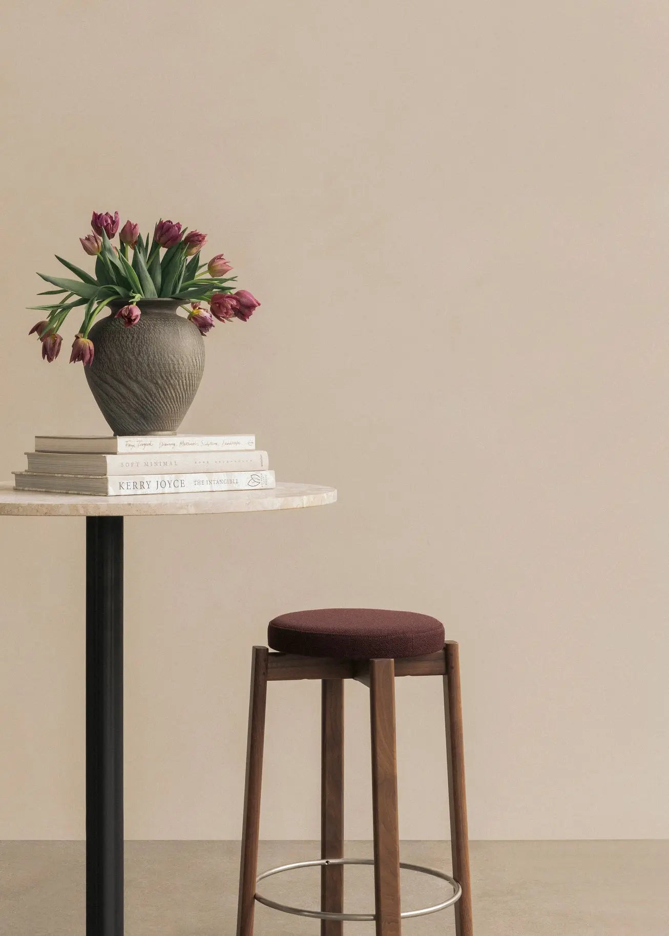 Hocker PASSAGE eikenhout met een marineblauwe zitting