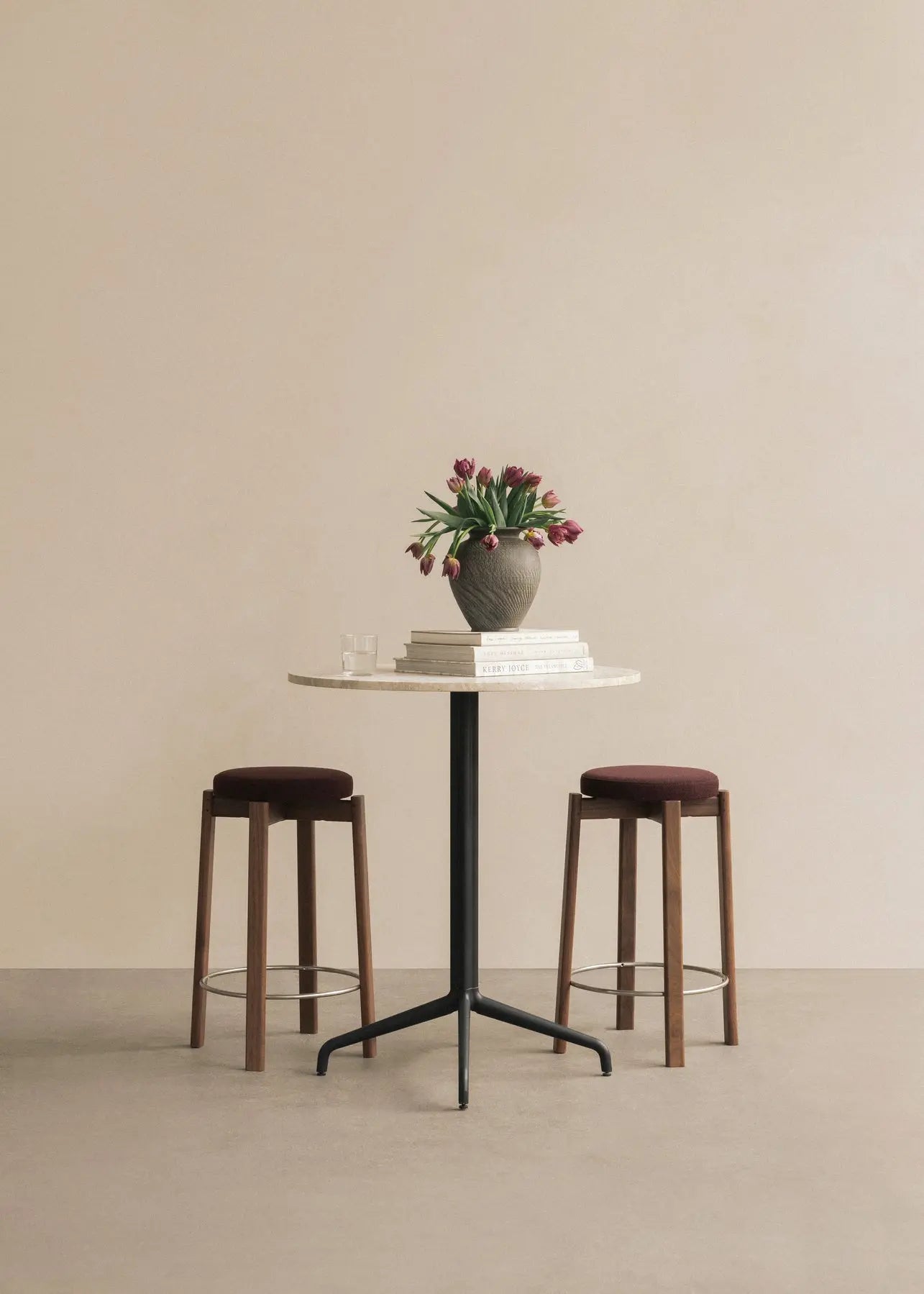 Hocker PASSAGE eikenhout met een marineblauwe zitting