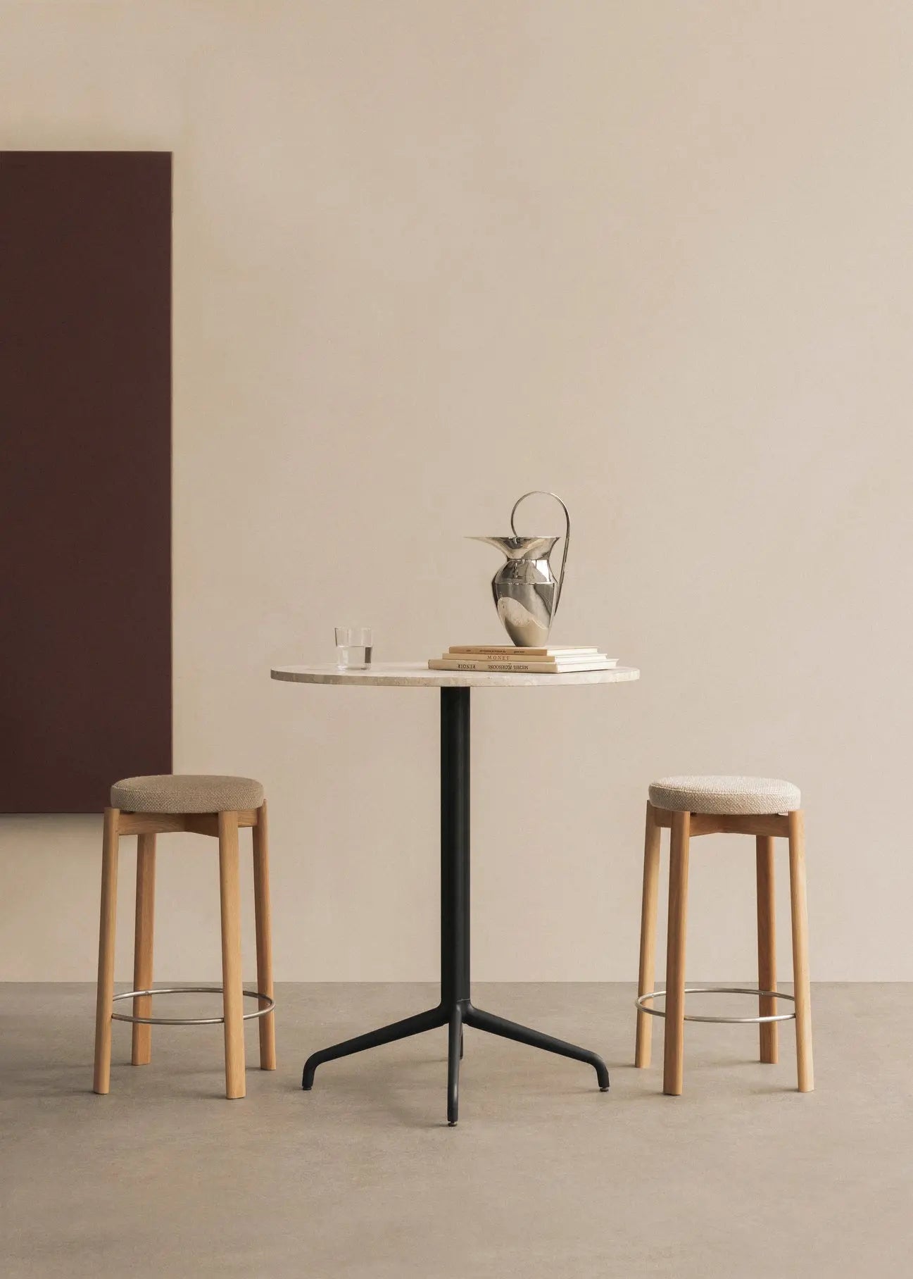 Hocker PASSAGE eikenhout met een marineblauwe zitting
