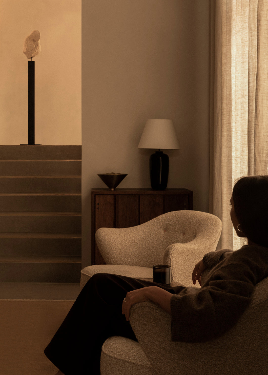 INGEBORG Armchair beige sheep leather with dark oak base