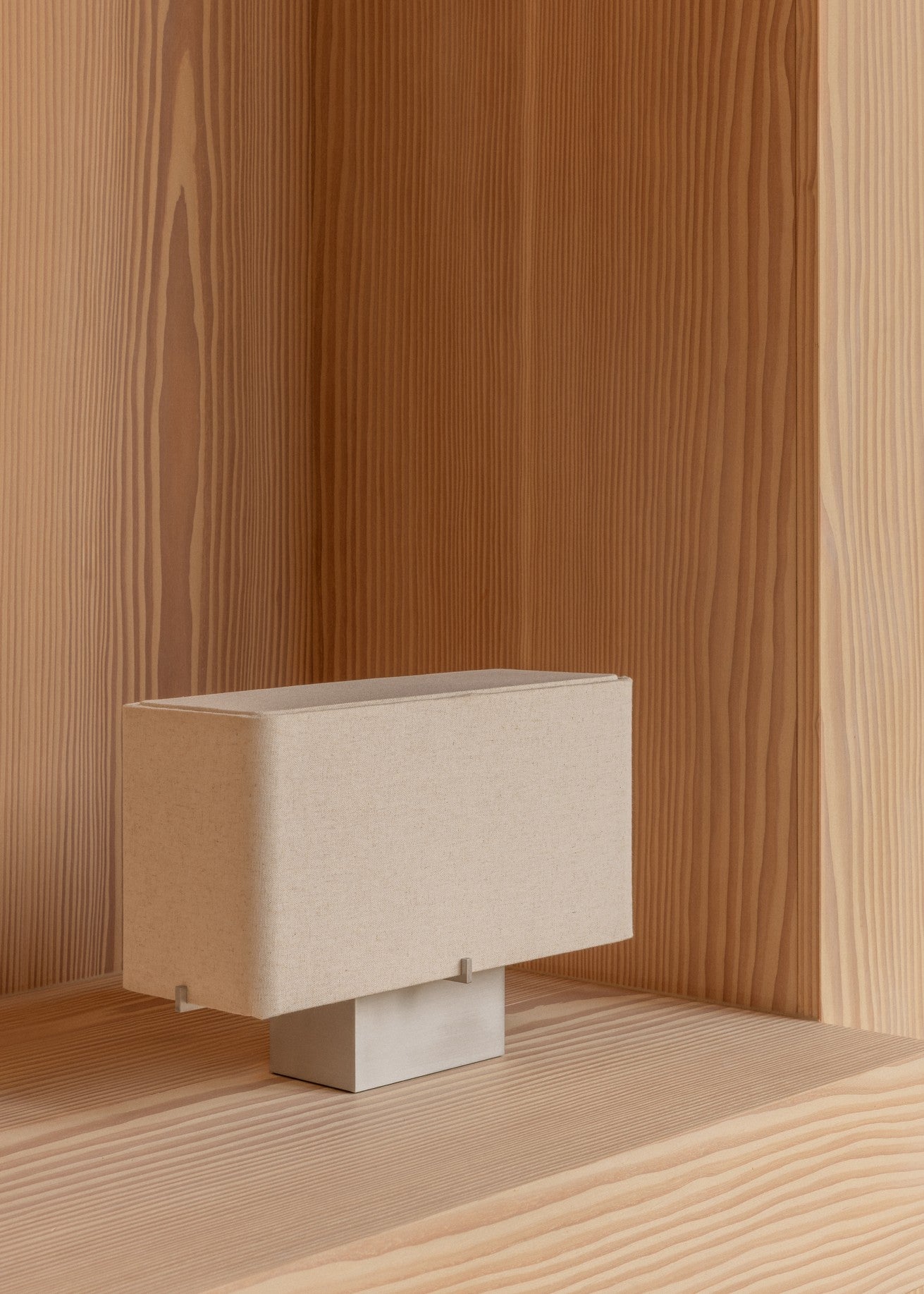 NONNA table lamp with aluminum base and linen shade