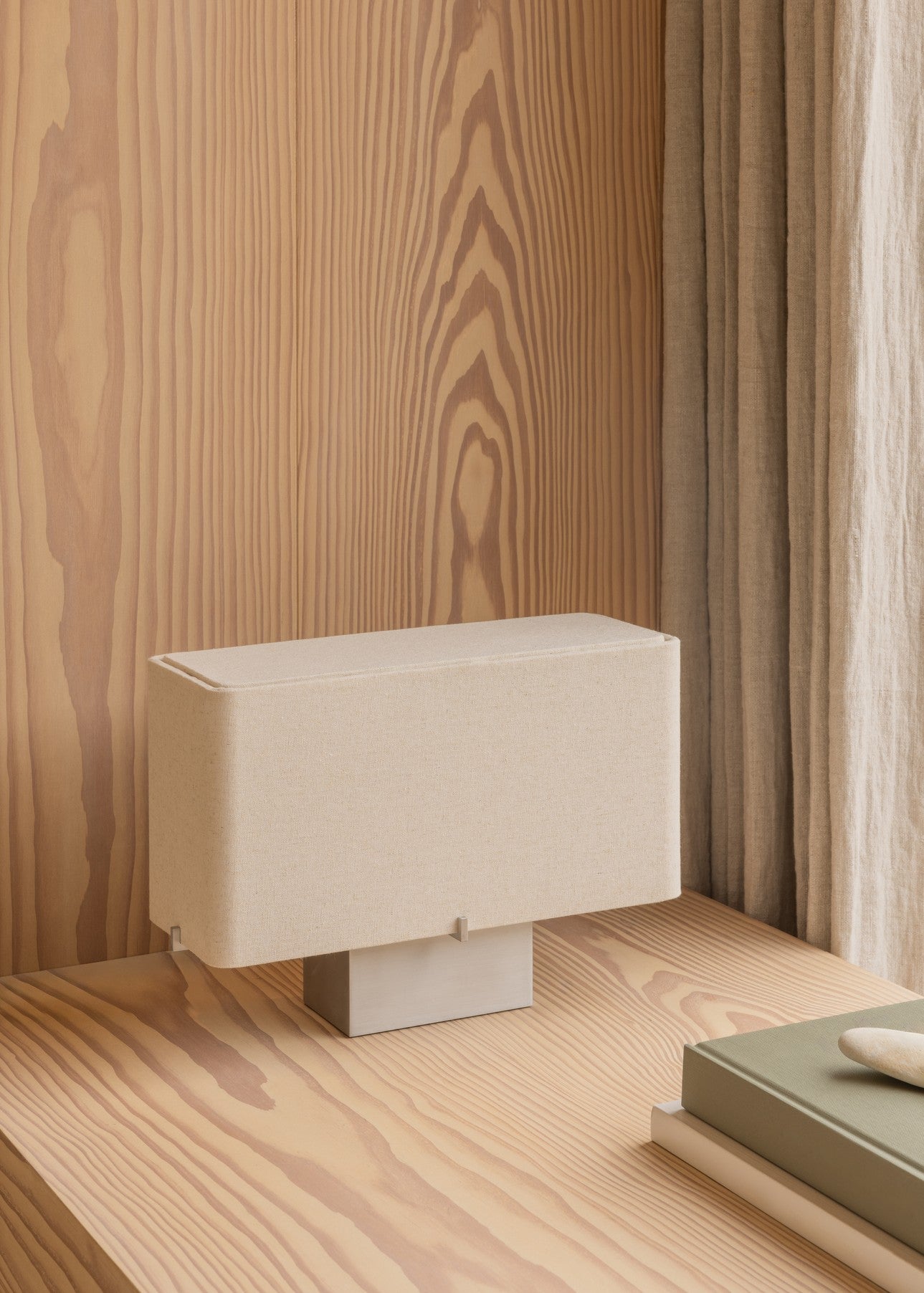 NONNA table lamp with aluminum base and linen shade