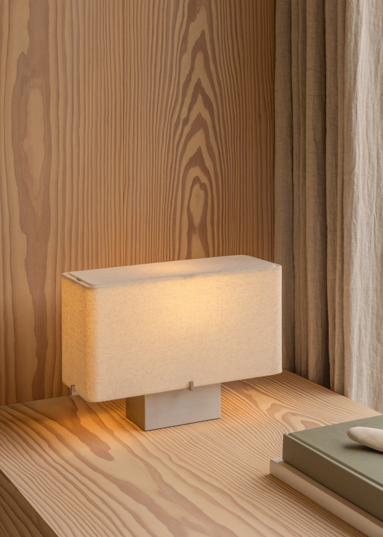 NONNA table lamp with aluminum base and linen shade
