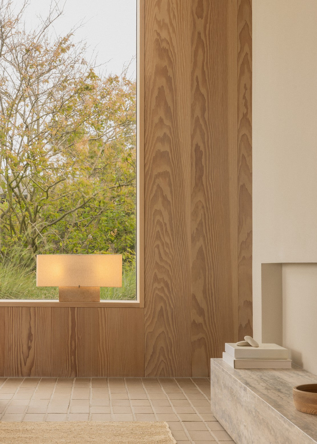 Tafellamp NONNA met een basis van travertijn en een linnen kap