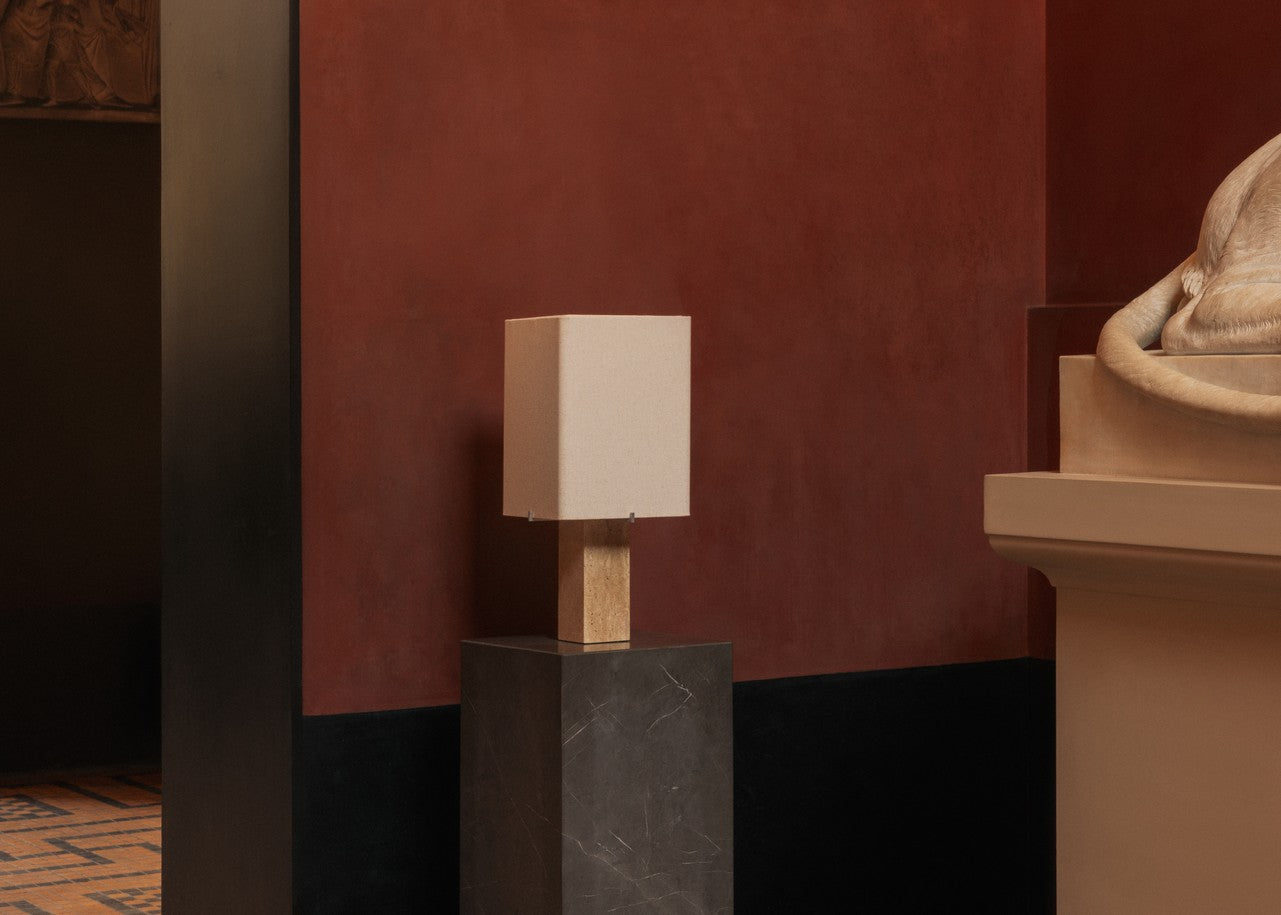 Tafellamp NONNA met een basis van travertijn en een linnen kap