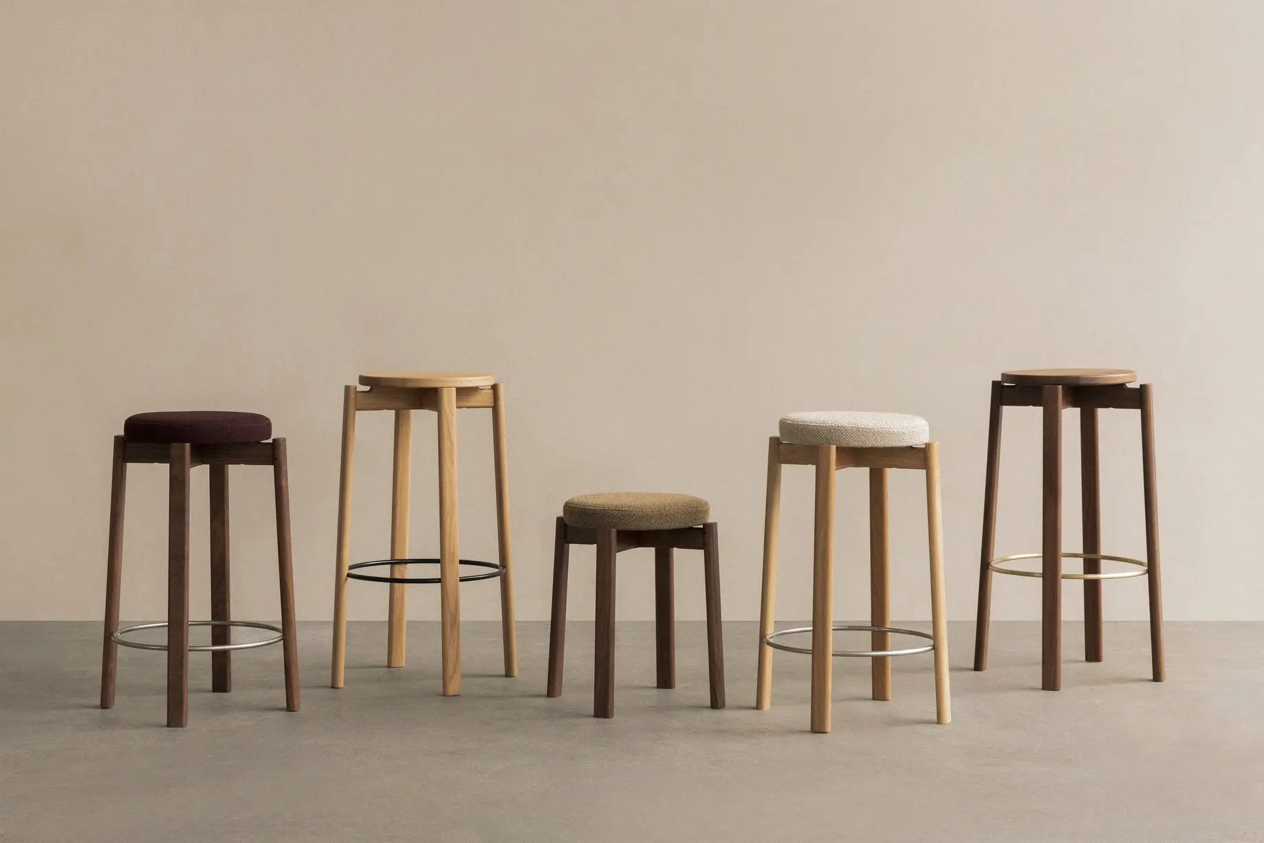 Hocker PASSAGE eikenhout met een marineblauwe zitting