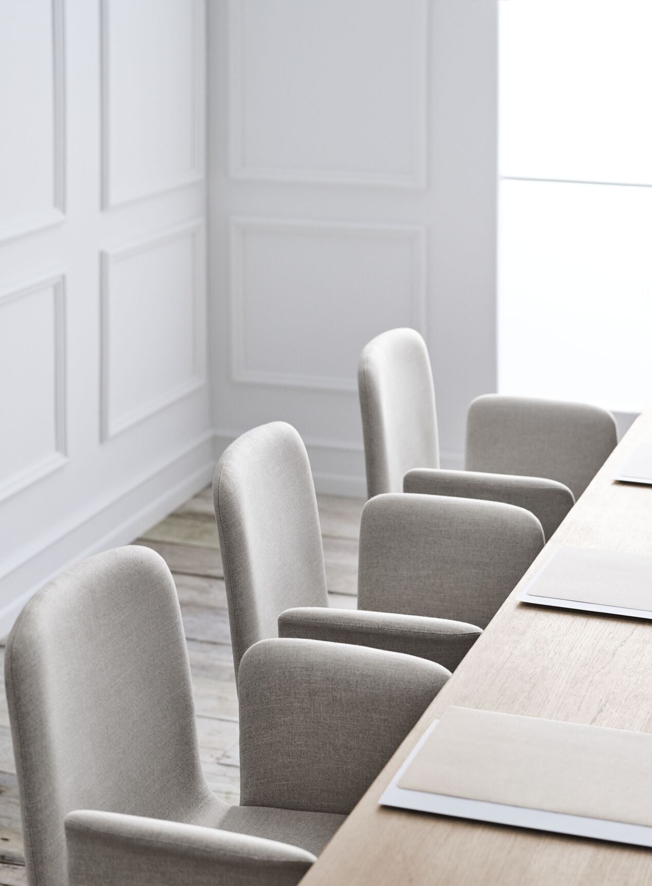 Fauteuil met armleuningen PALM gestoffeerd met een eiken basis