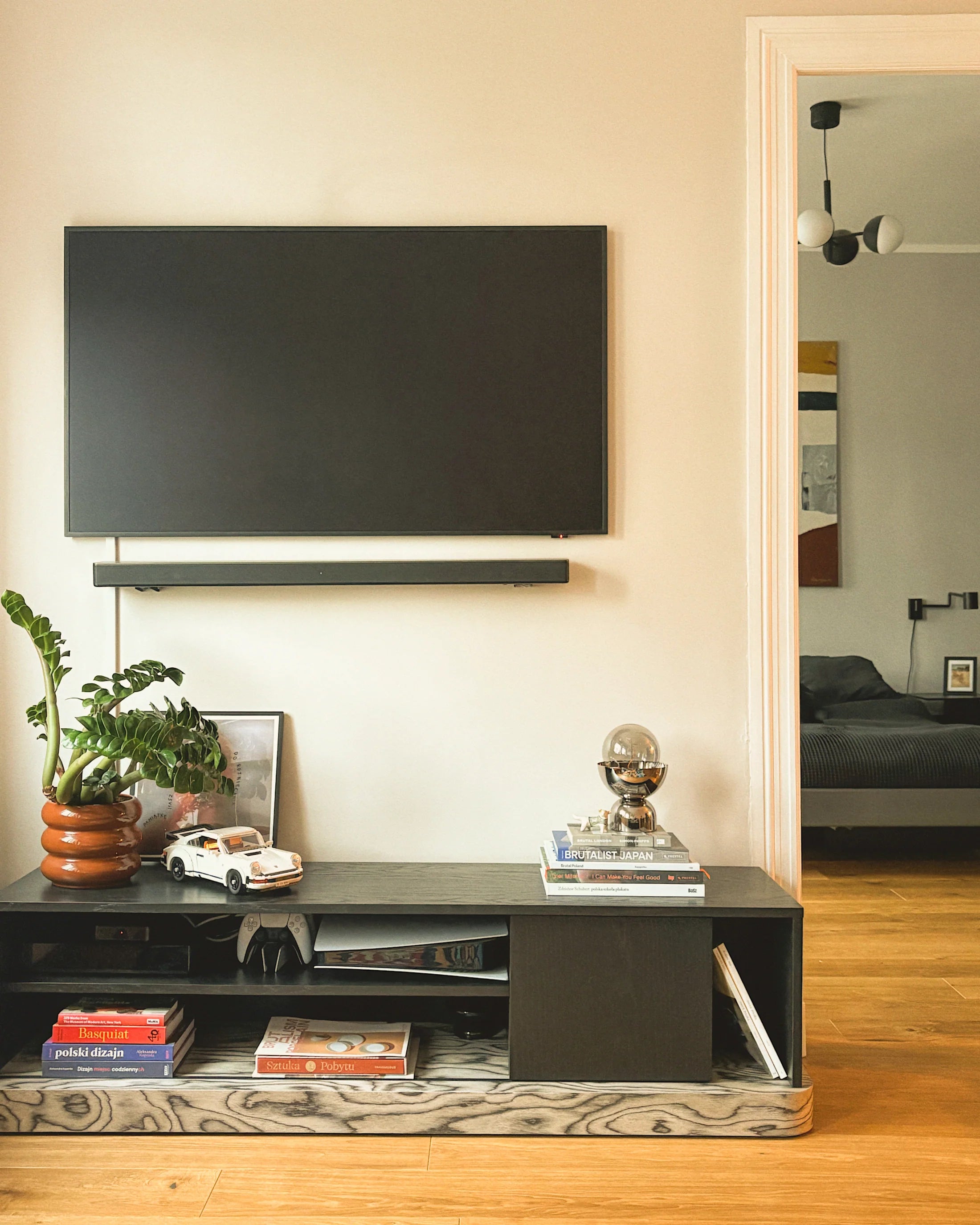 BAS Sottsass RTV-kast en ravenzwart