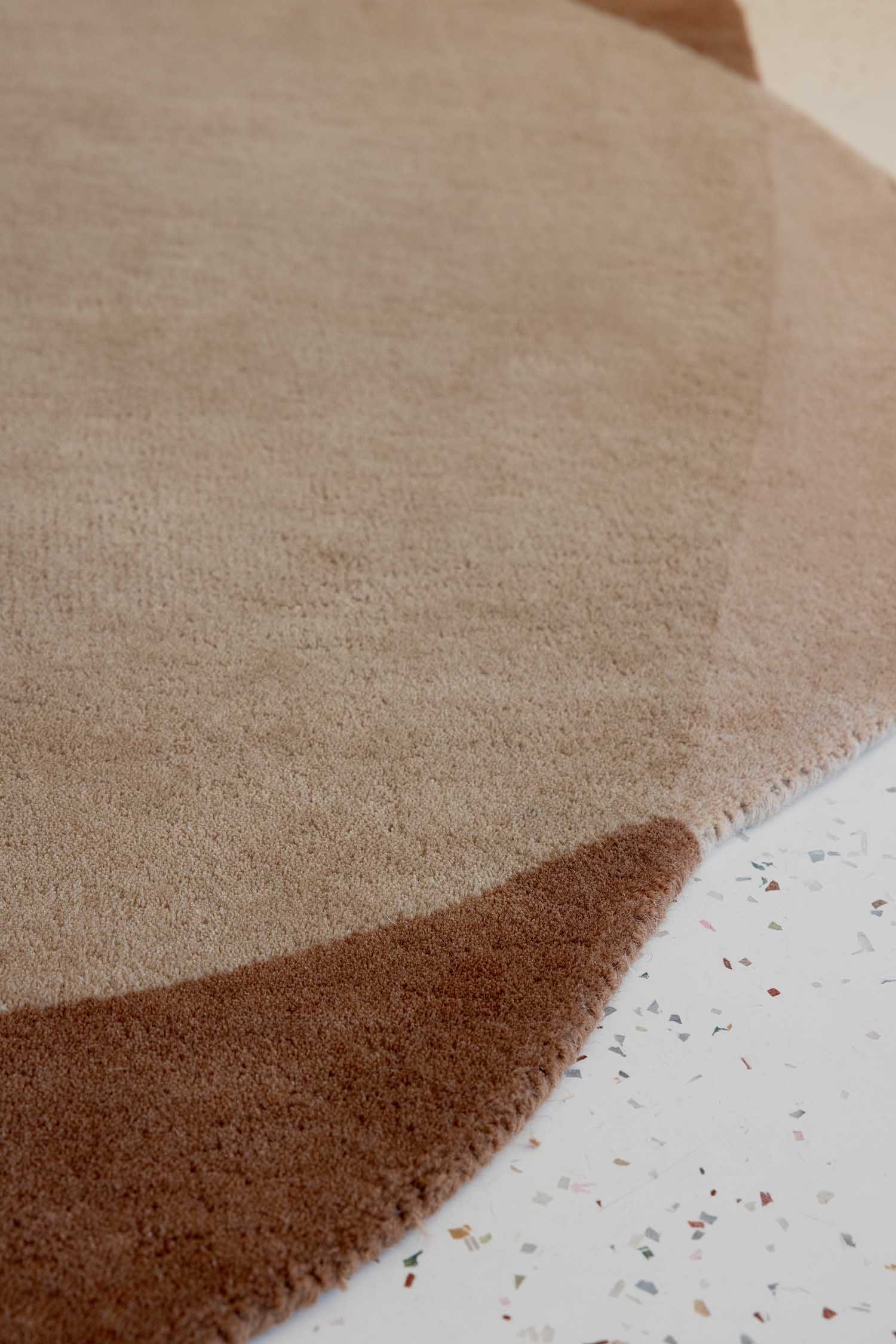 Oval rug ELEMENT MOORE brown with beige