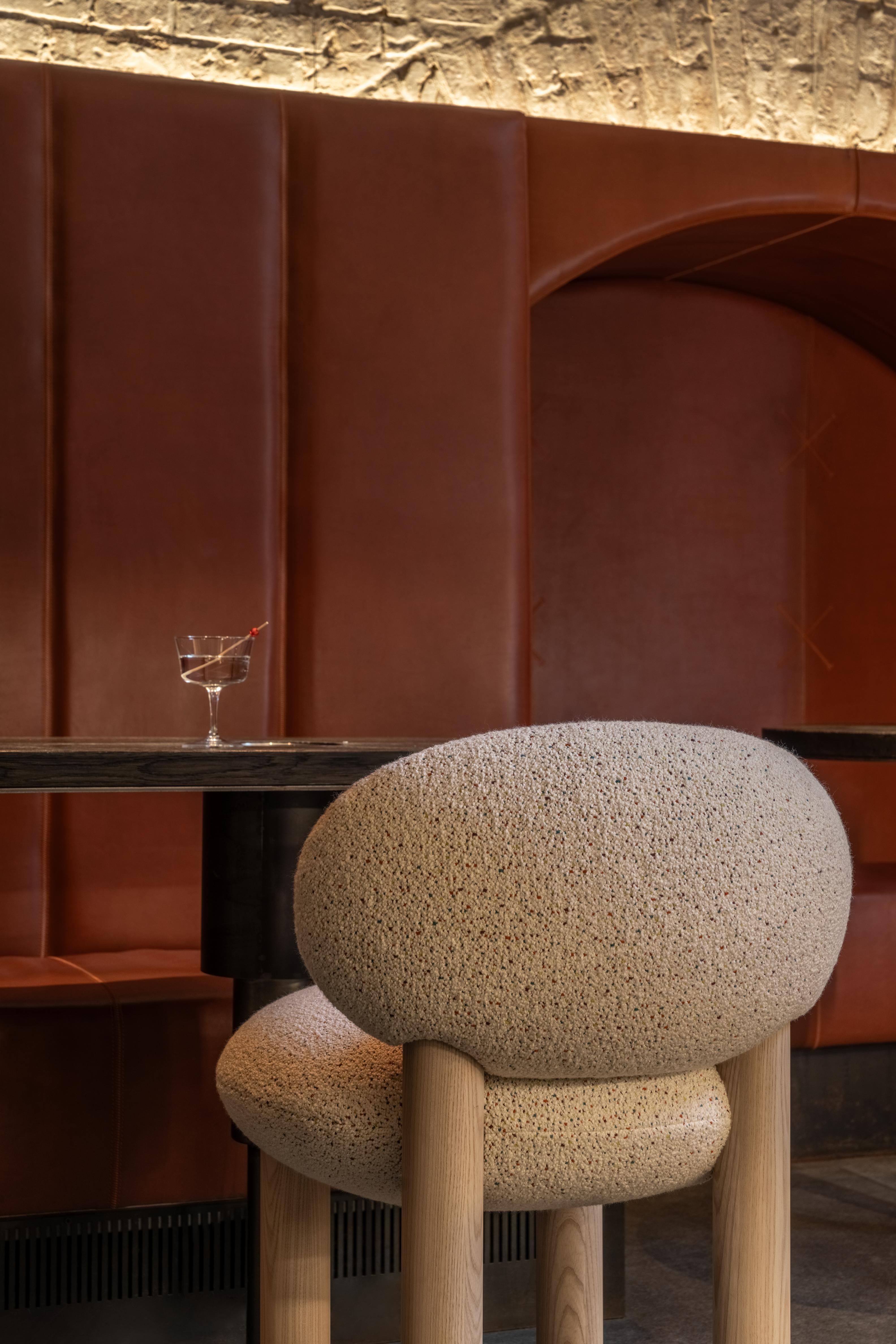 Barkruk FLOCK CS2 gestoffeerd met houten basis