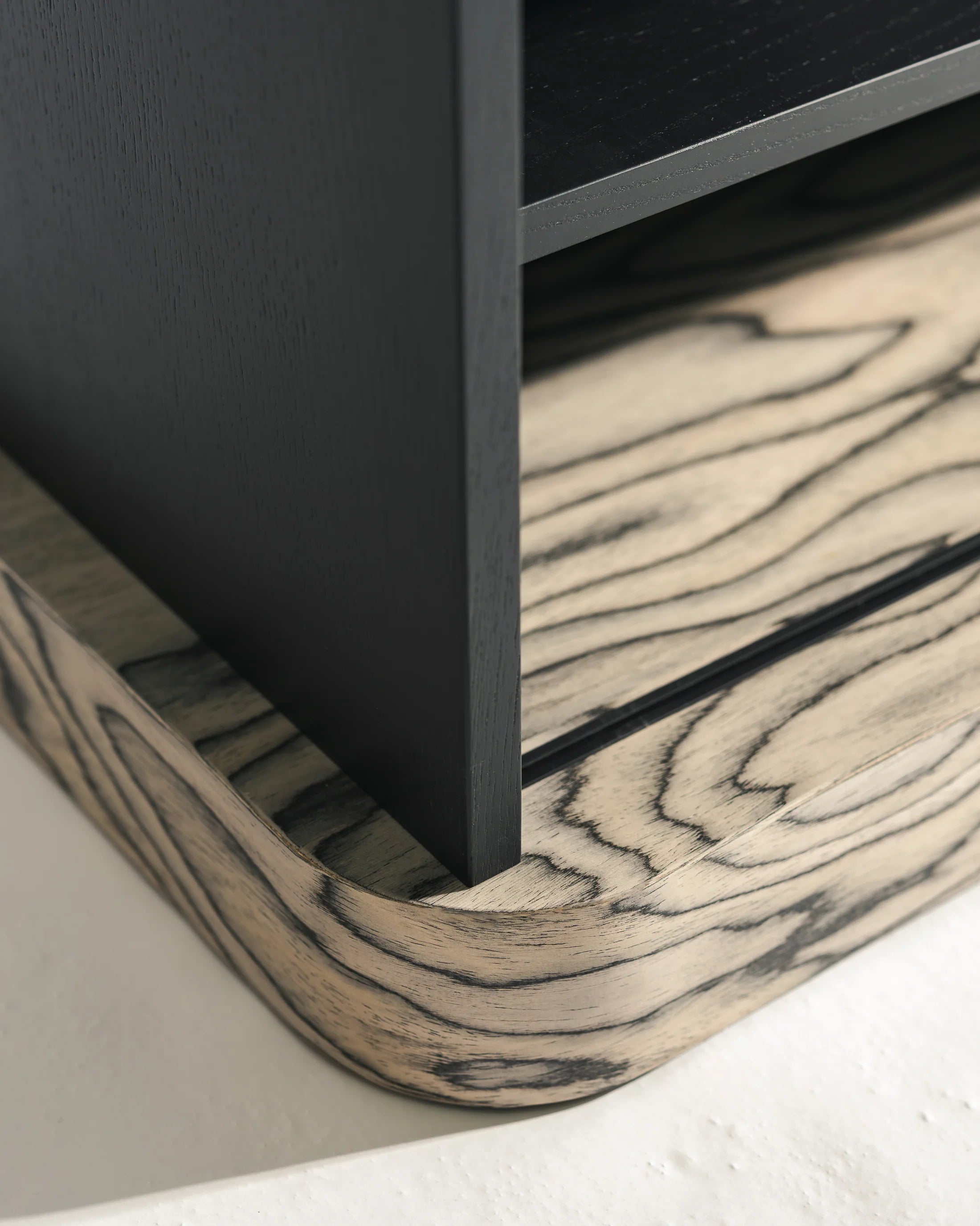 BAS Sottsass RTV-kast en ravenzwart