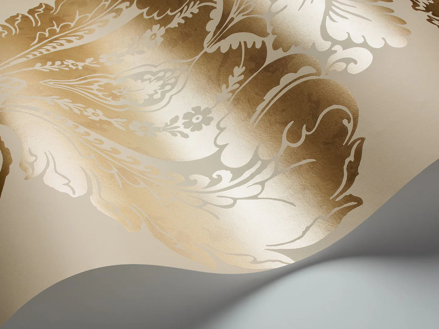 Metalen behang met ornamenten ALBEMARLE - Baudelaire metallic goud op crème