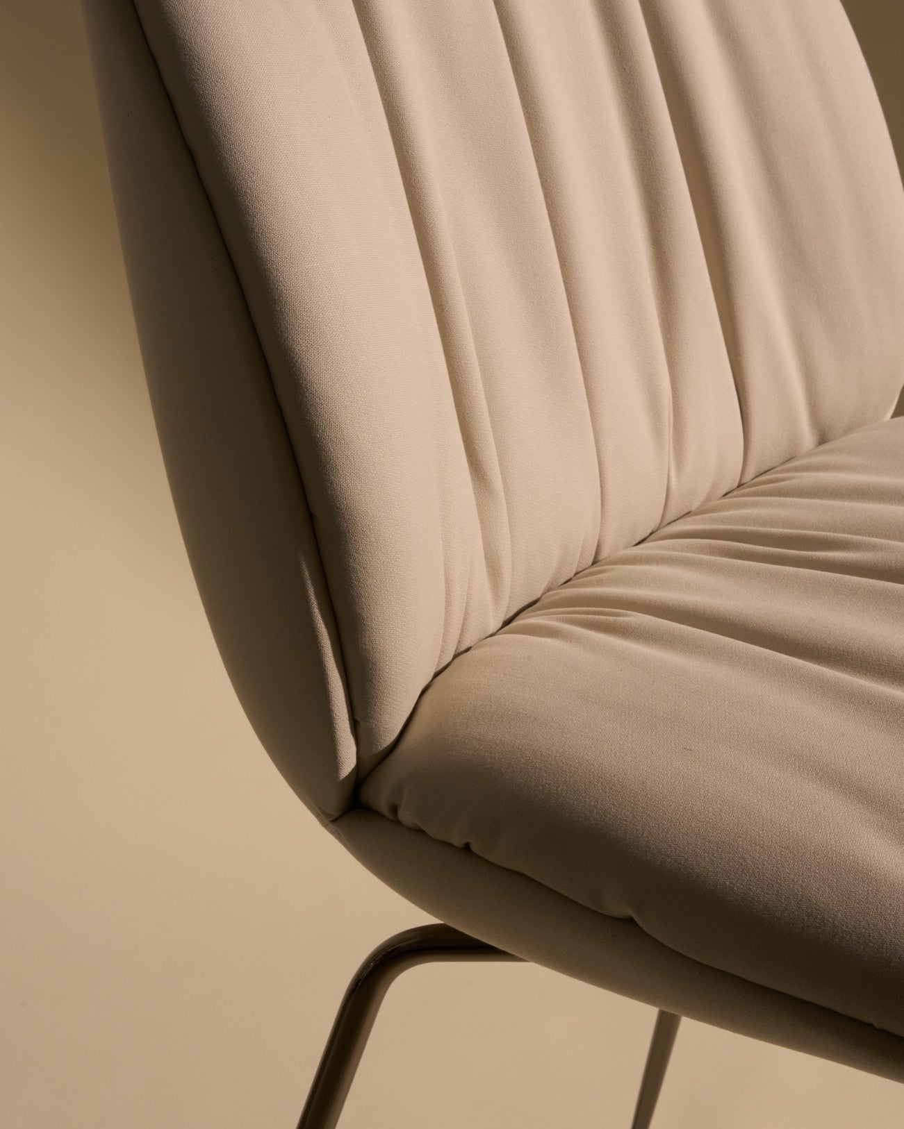 Fotel barowy BEETLE SOFT tapicerowany z czarną chromowaną podstawą do salonu
