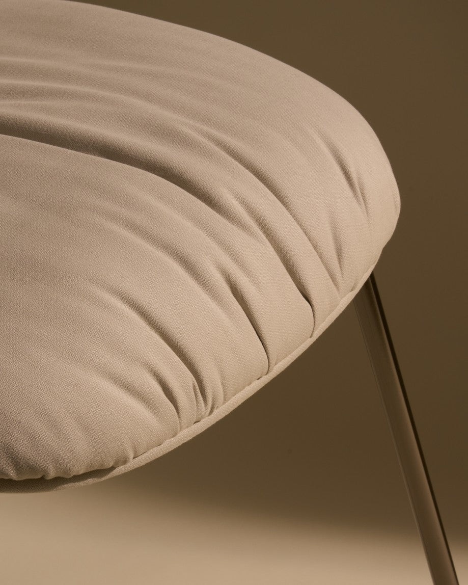 Fotel barowy BEETLE SOFT tapicerowany z czarną chromowaną podstawą do salonu – Gubi