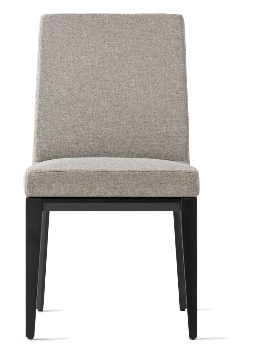 Sessel BESS LOW gepolstert mit grauer Holzunterkonstruktion