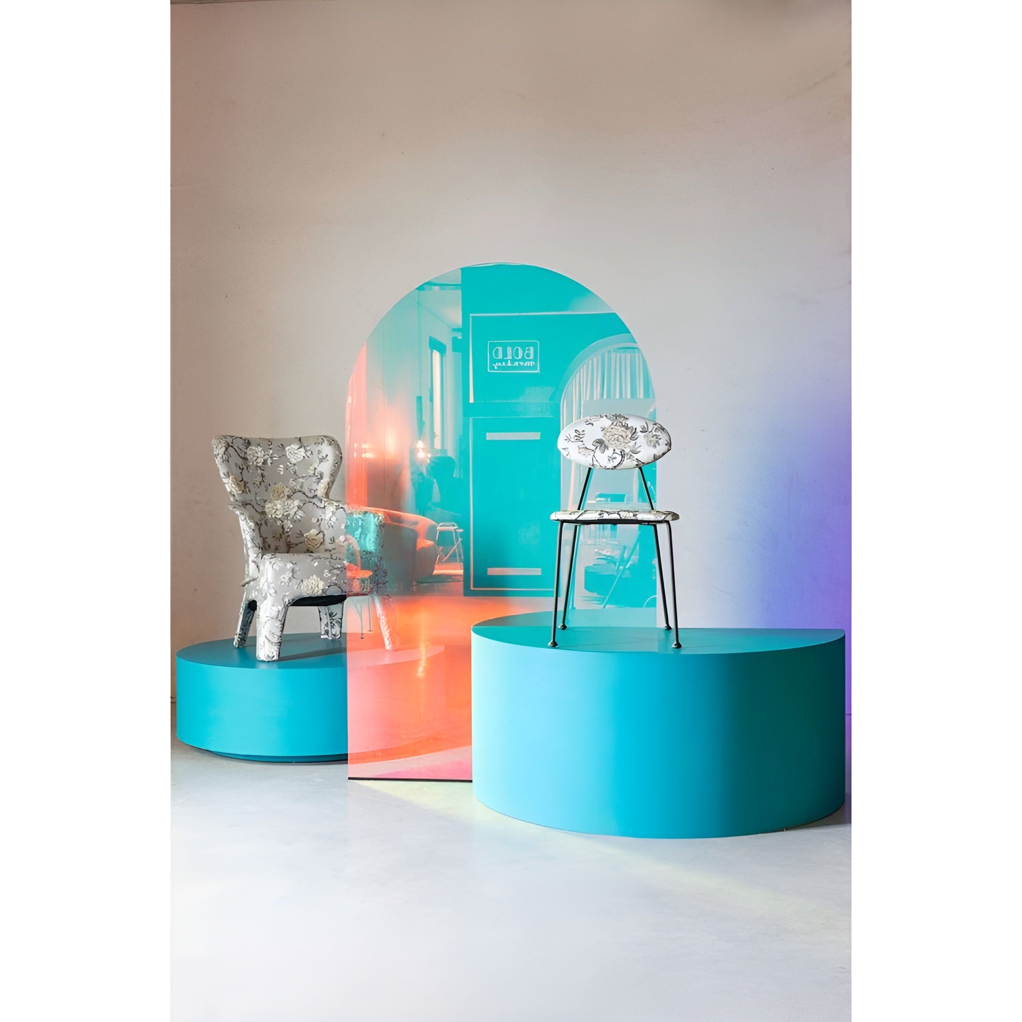 Stuhl KISS THE FROGGY gebrochenes Weiß mit floralem Muster