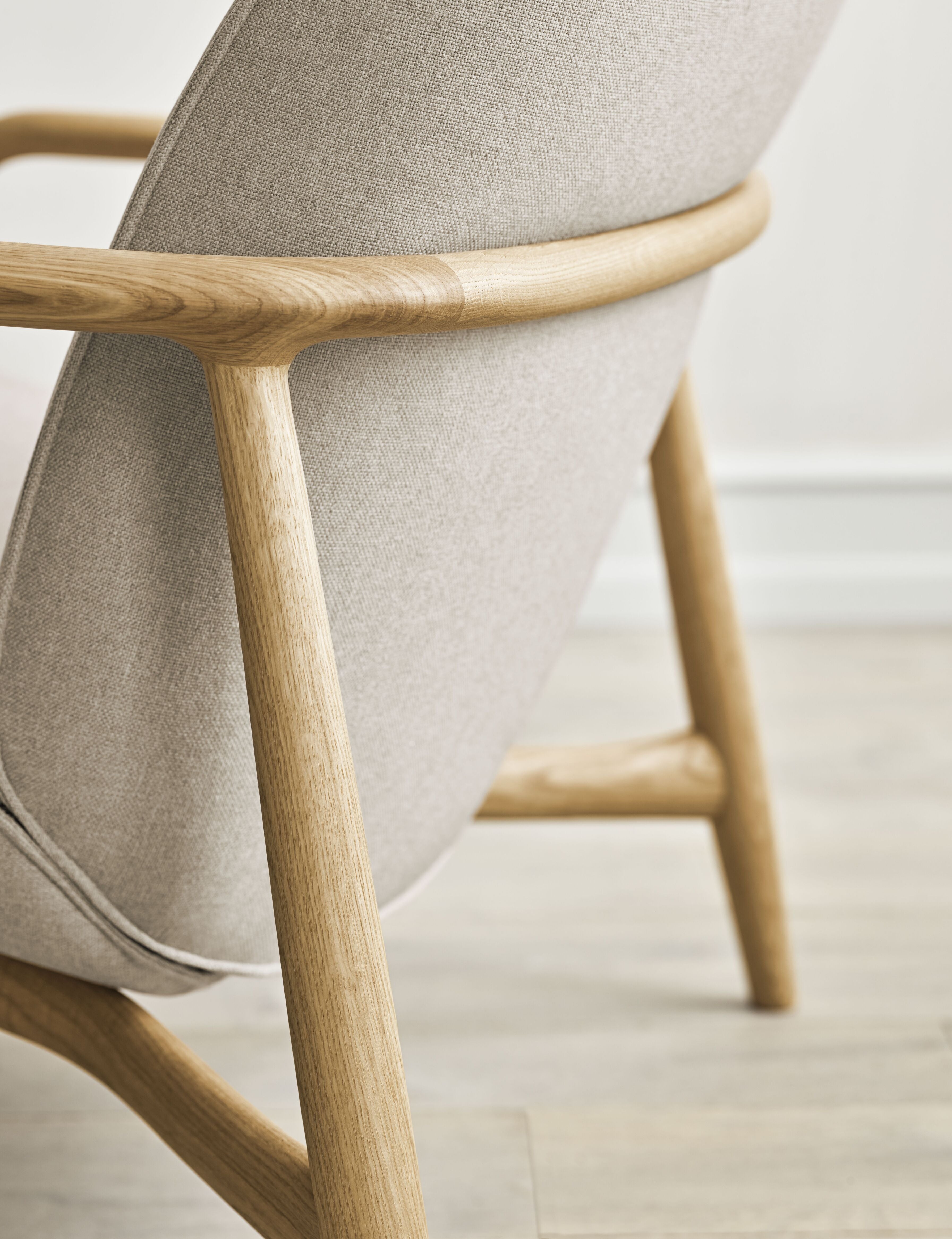 BOWIE fauteuil met een basis van donker eikenhout