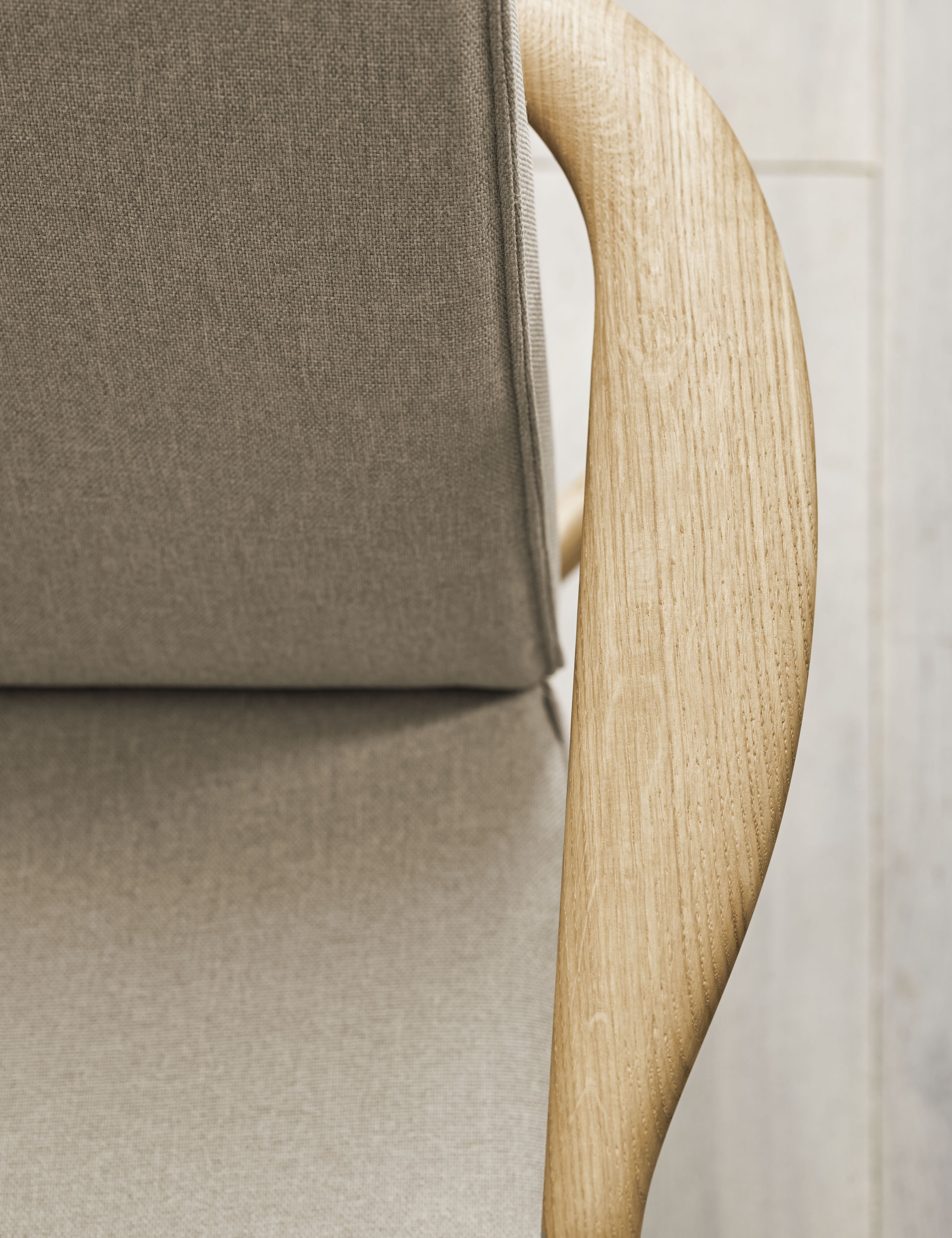 BOWIE gestoffeerde bank met eikenhouten basis