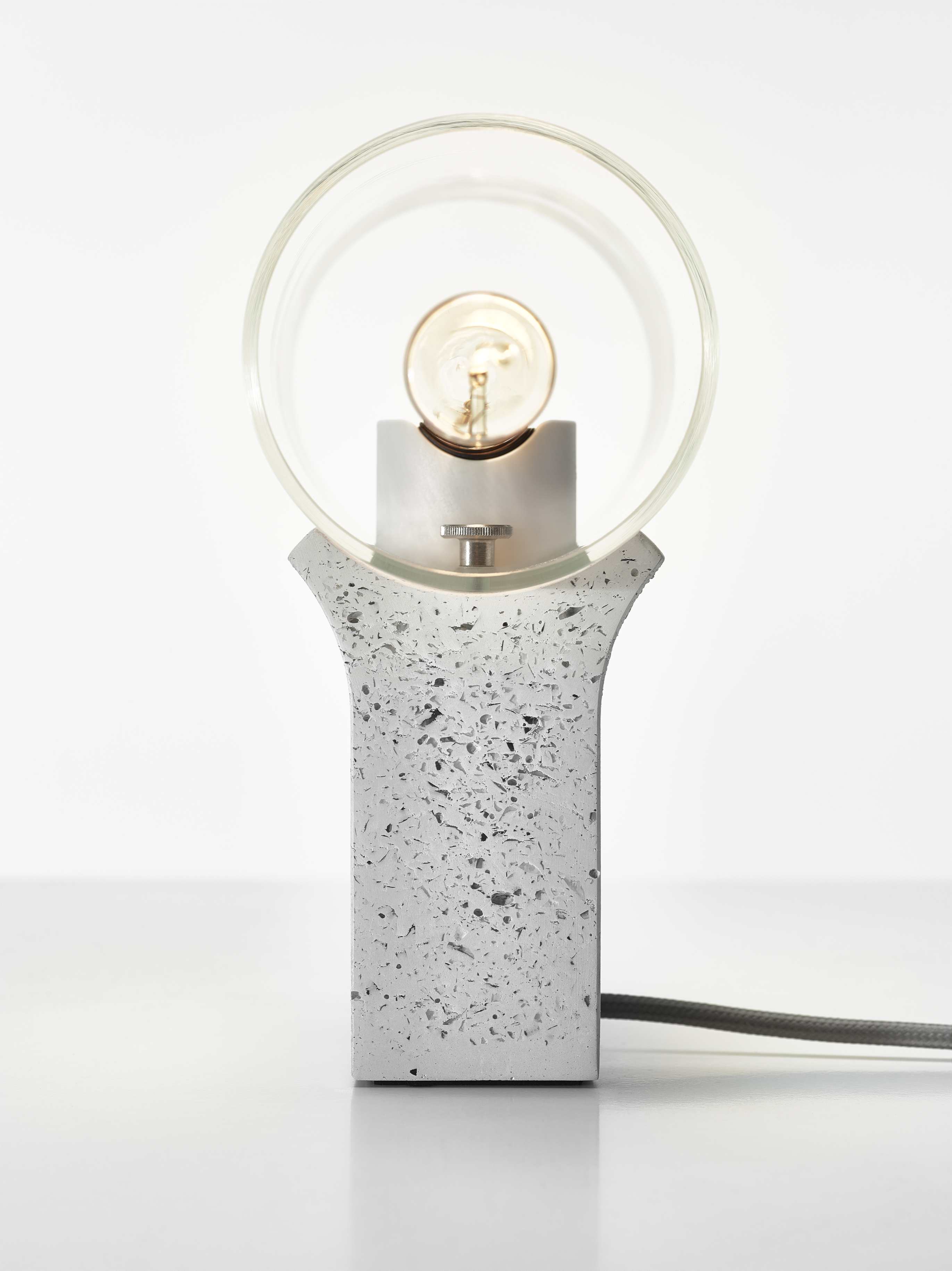 Lampa stołowa OVERLAY beton – styl nowoczesny