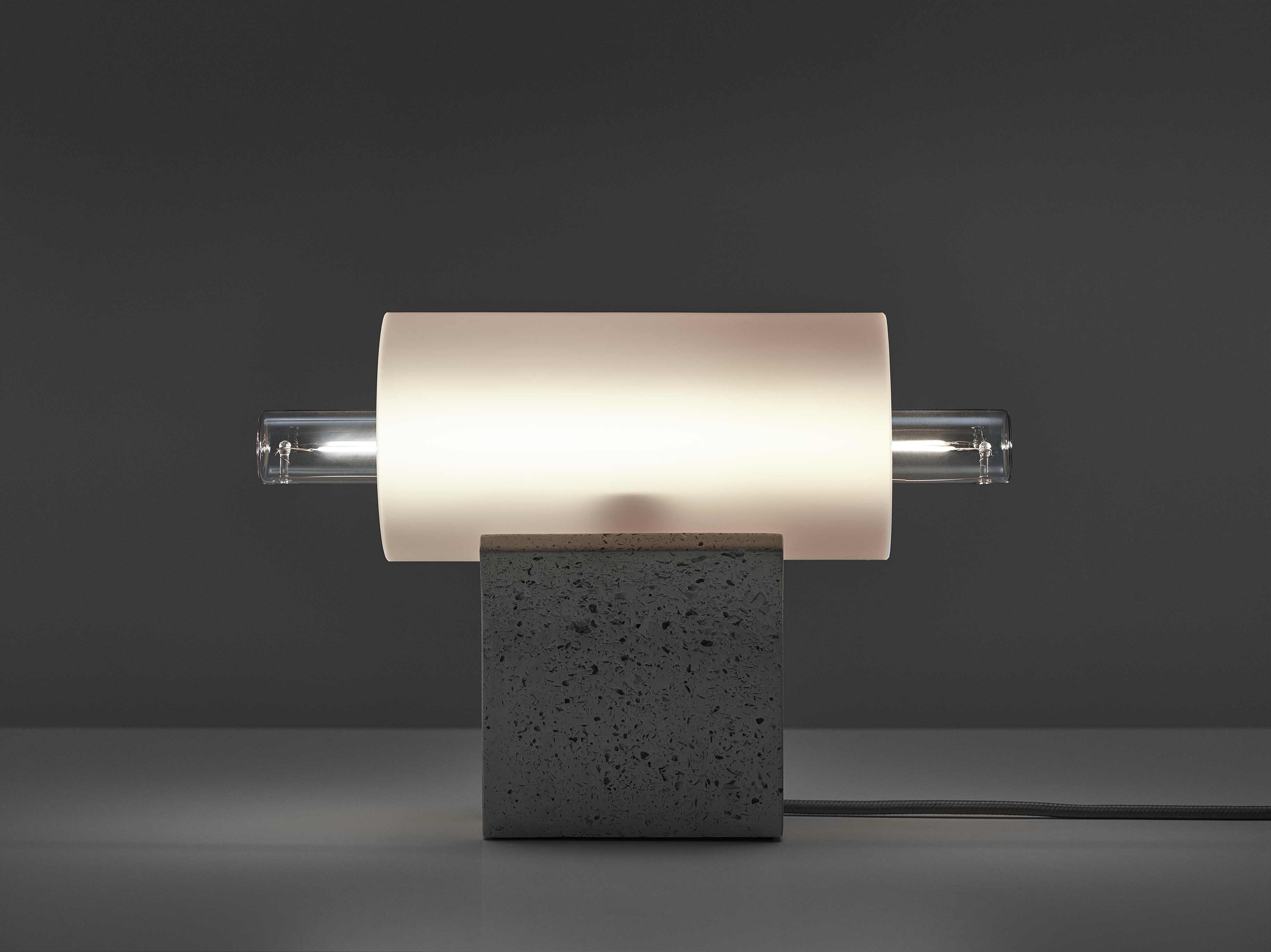 Lampa stołowa OVERLAY beton – szkło, Brokis