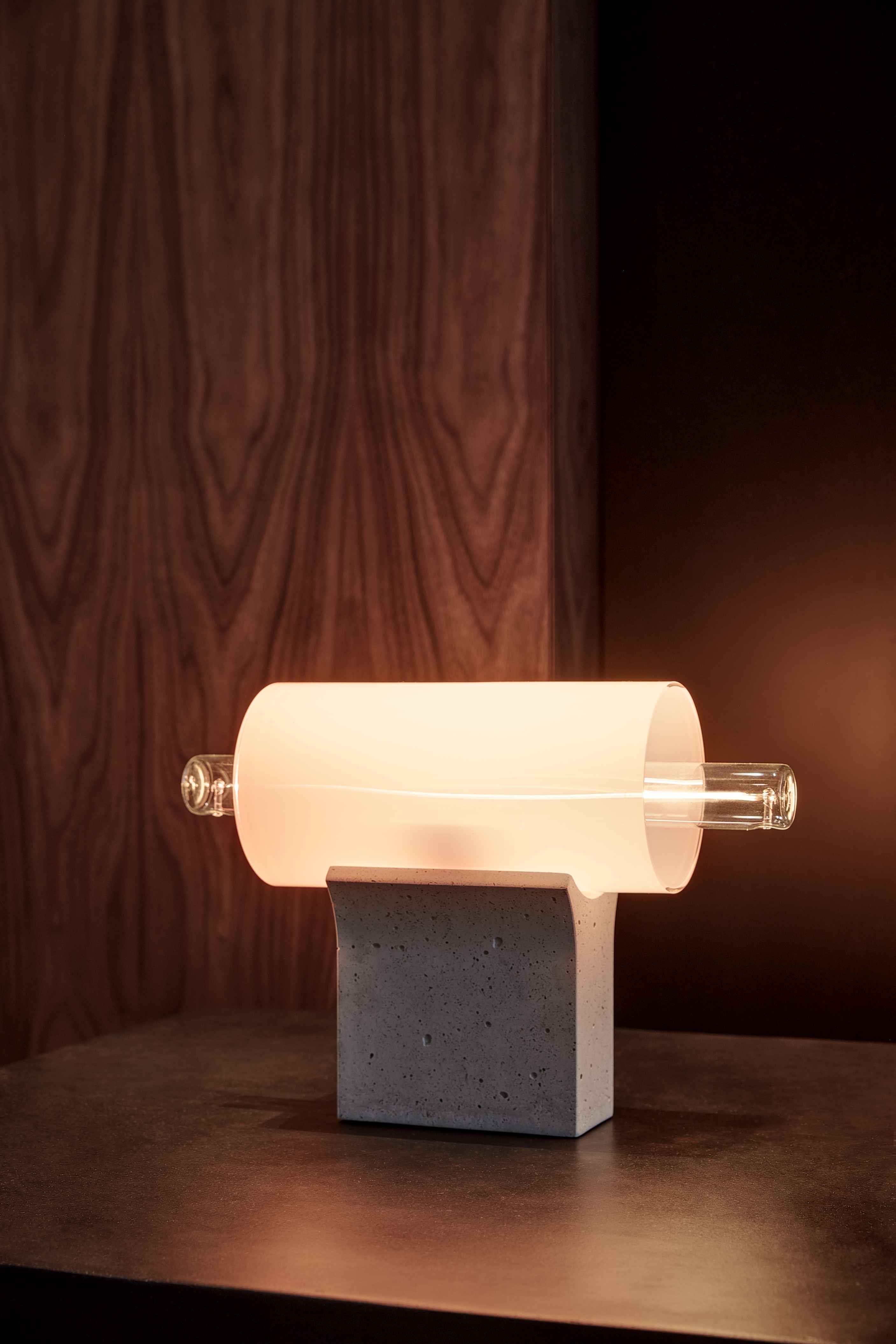 Lampa stołowa OVERLAY beton – szkło