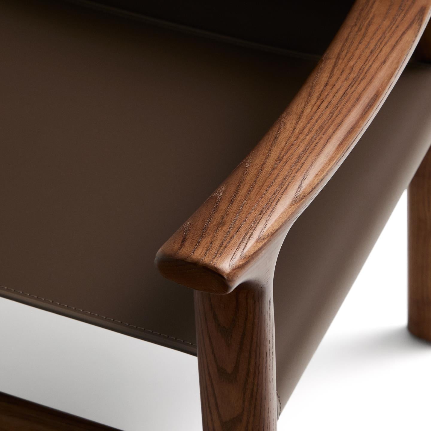 Stoel JAN bruin gerecycled leer met donker essenhout