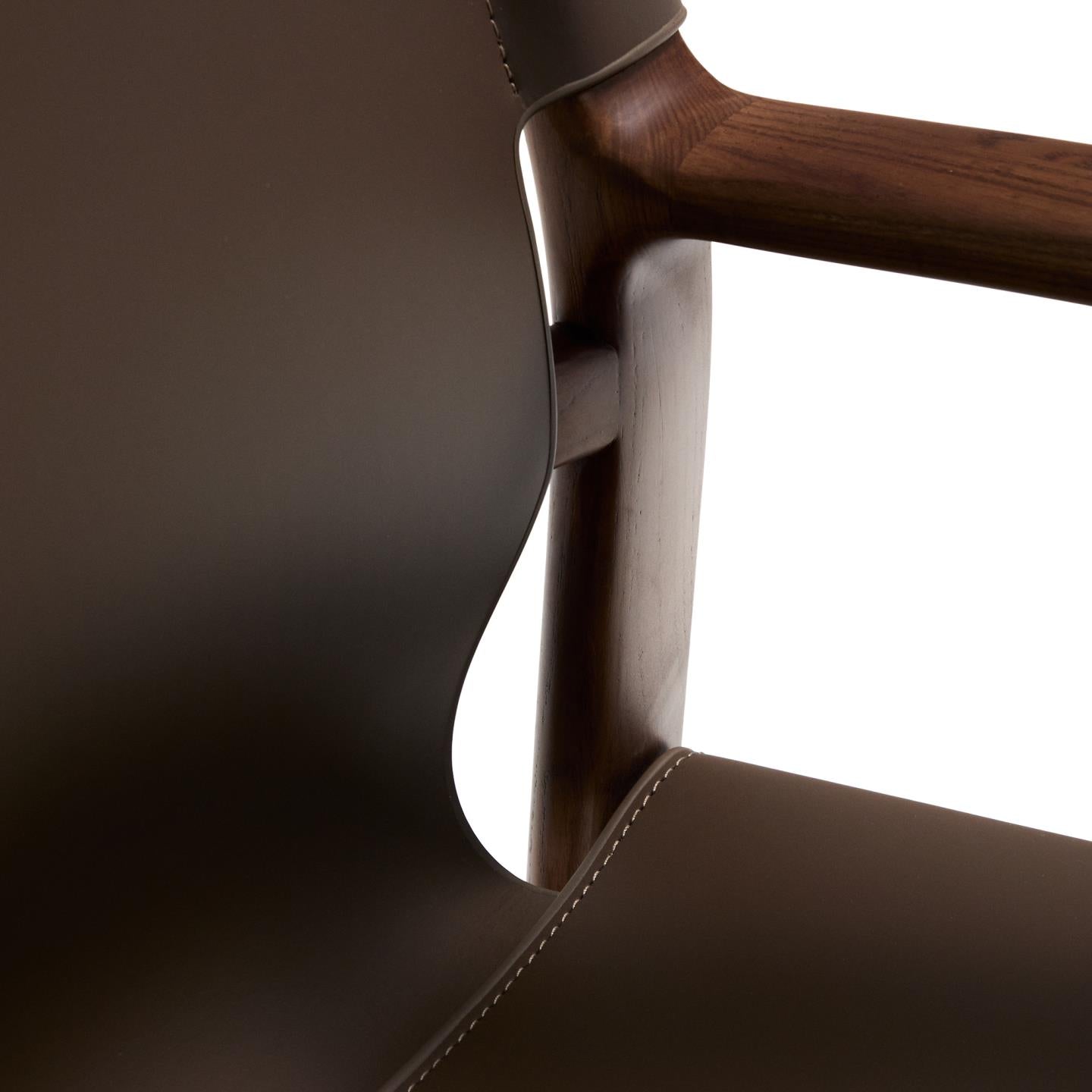 Stoel JAN bruin gerecycled leer met donker essenhout