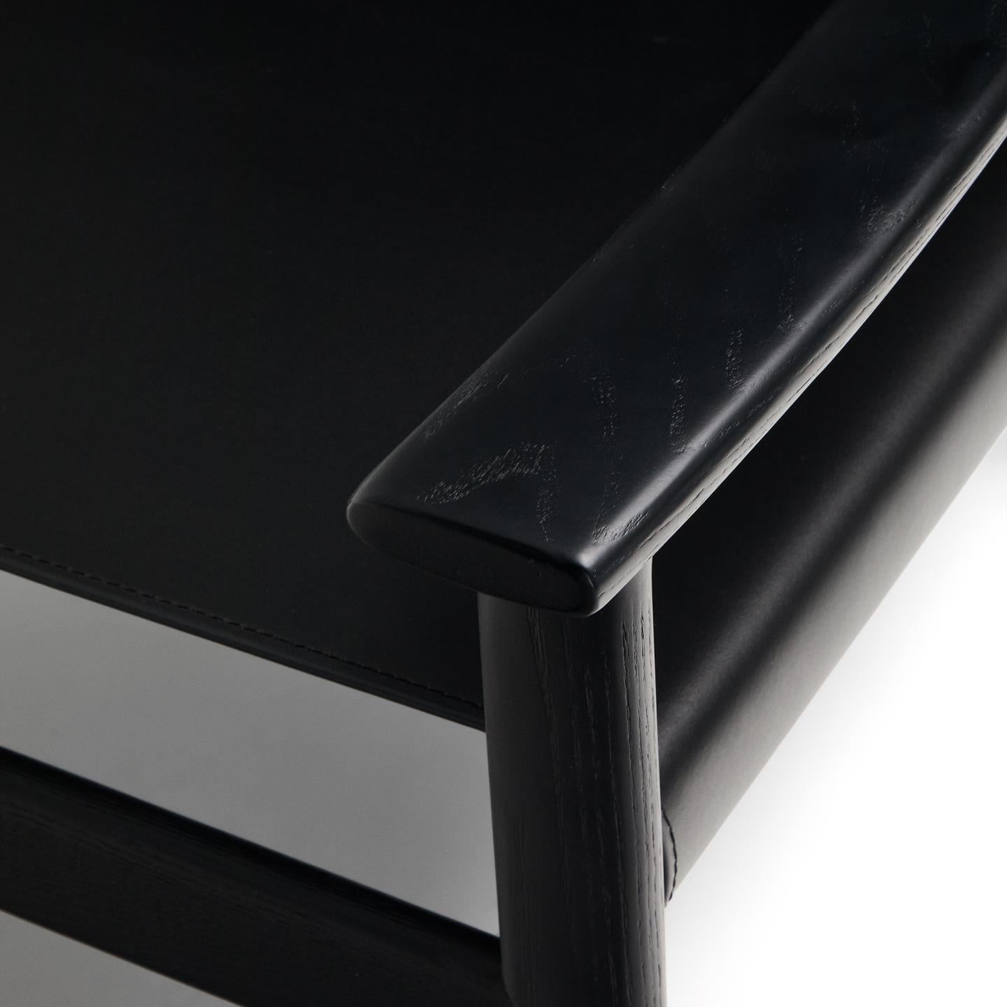 Fauteuil JAN zwart gerecycled leer met zwart essenhout