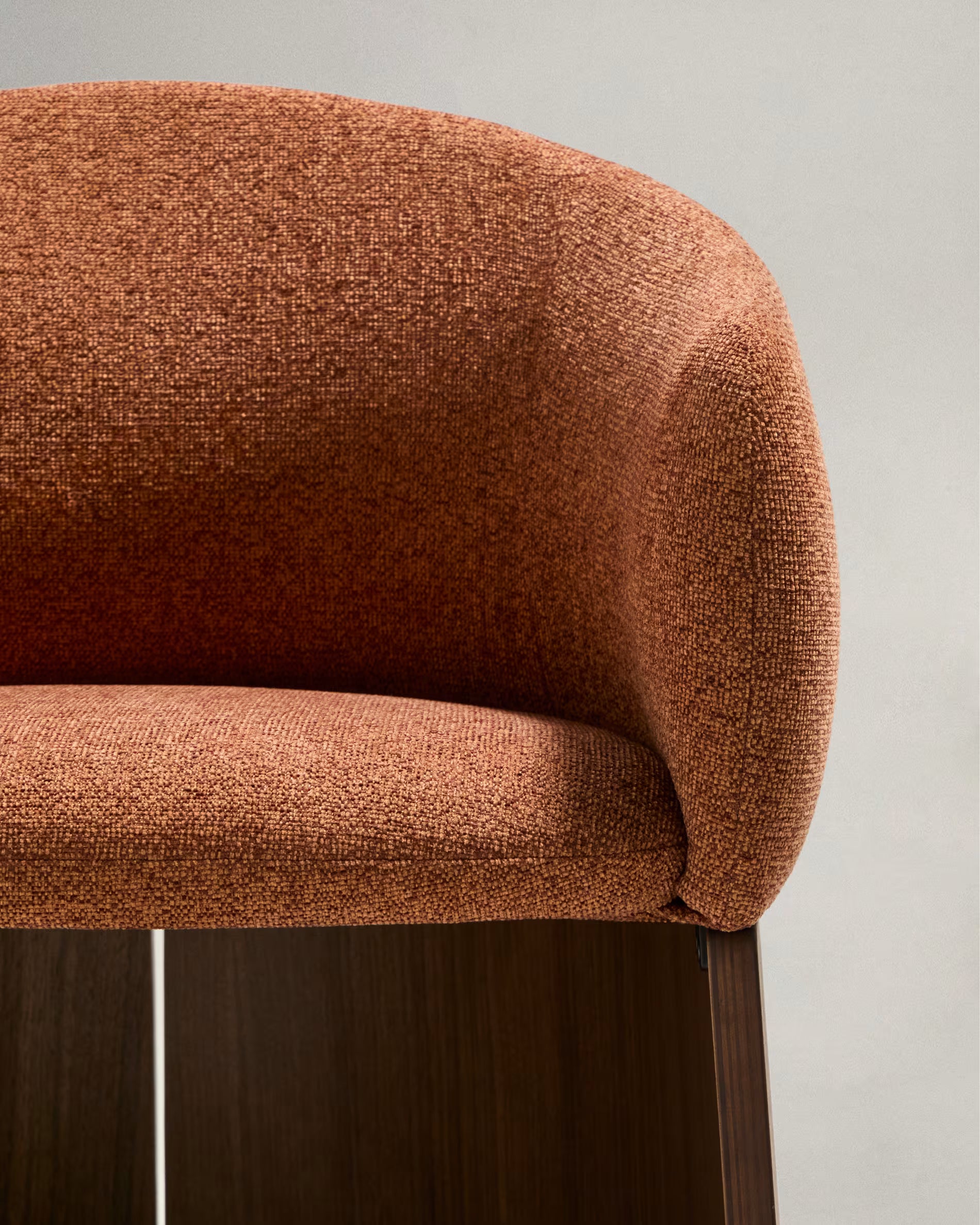 Stuhl BOSCA ziegelroter Chenille mit einer Basis aus Nussbaumfurnier