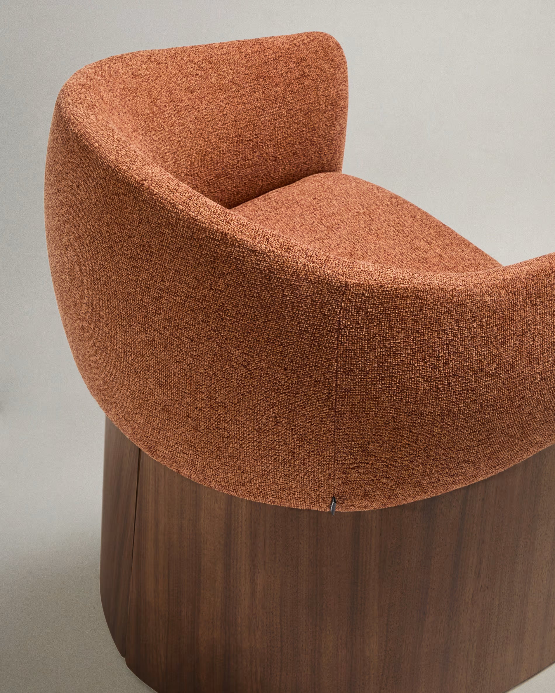 Stuhl BOSCA ziegelroter Chenille mit einer Basis aus Nussbaumfurnier