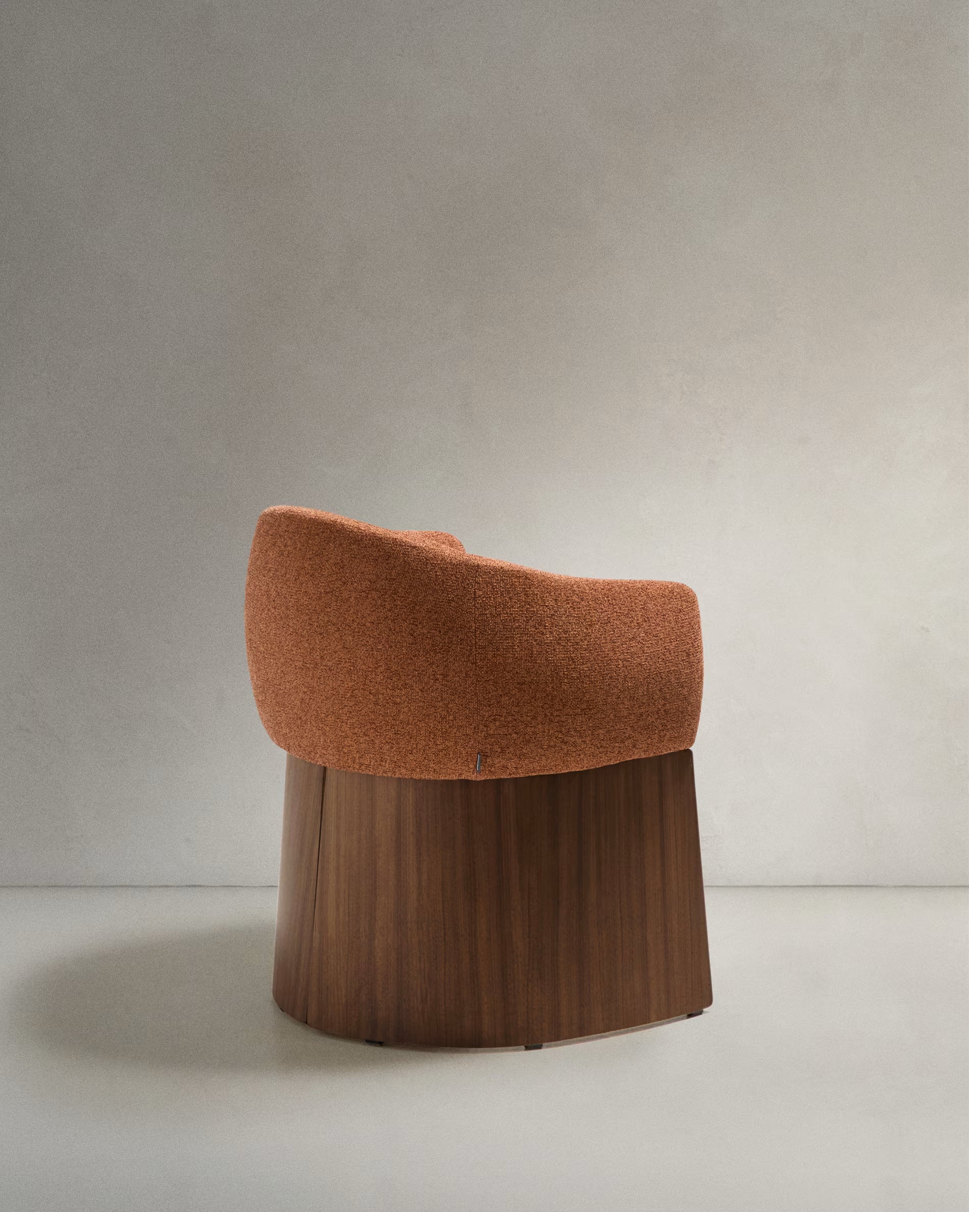 Stuhl BOSCA ziegelroter Chenille mit einer Basis aus Nussbaumfurnier