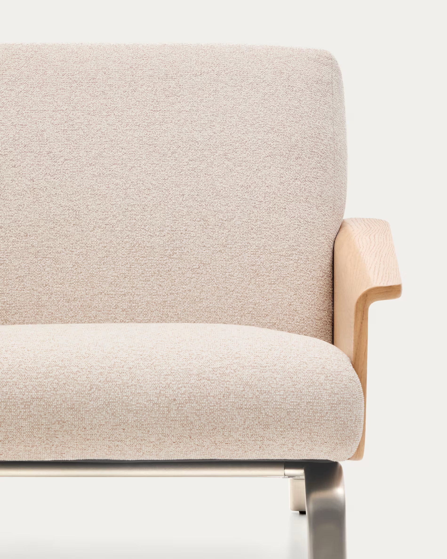 Beiger Fotel AMSEN mit Eichenfurnier und Stahlbasis