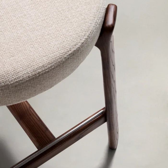 Hocker GRANITE beige chenille met een donkere essen basis