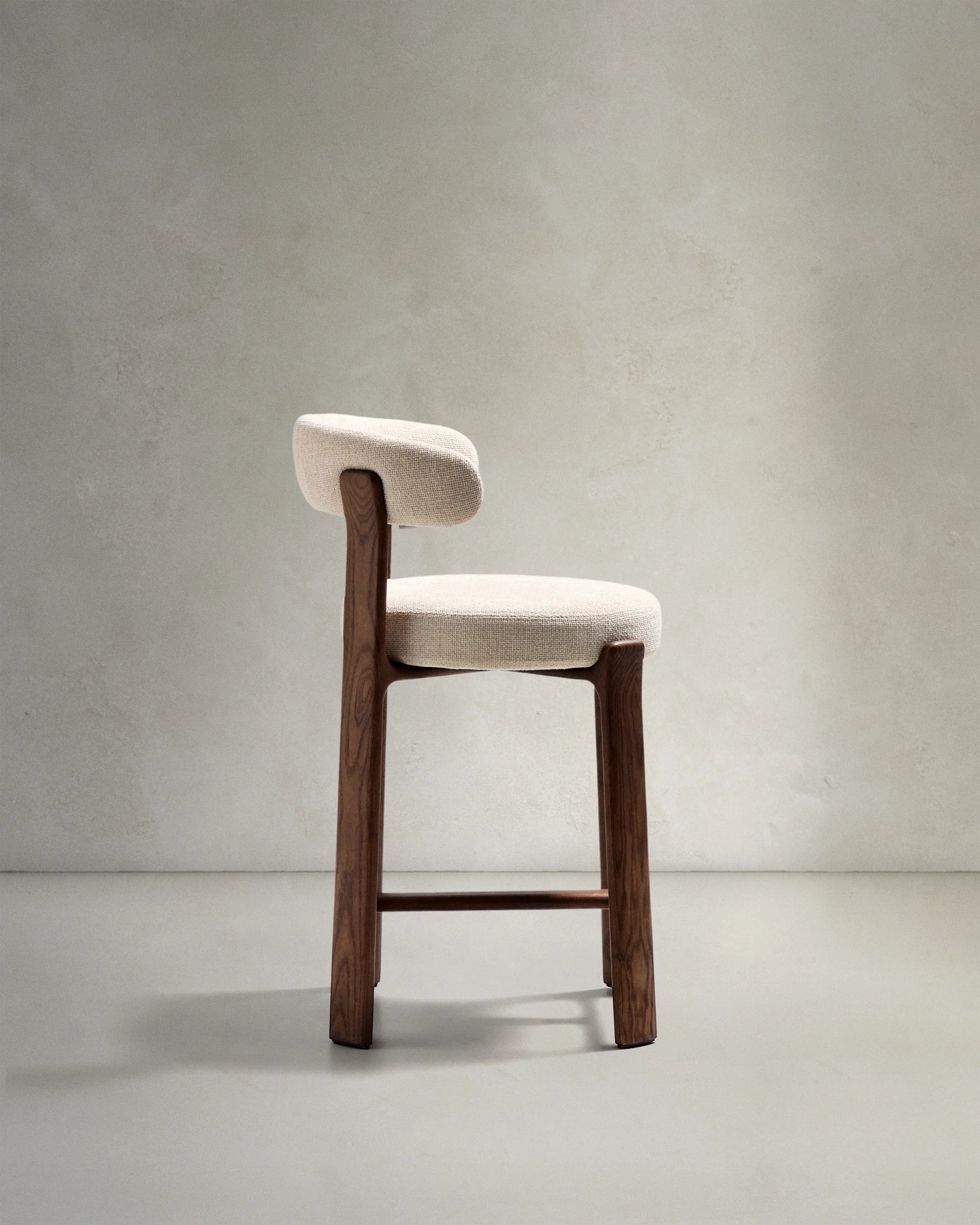Hocker GRANITE beige chenille met een donkere essen basis
