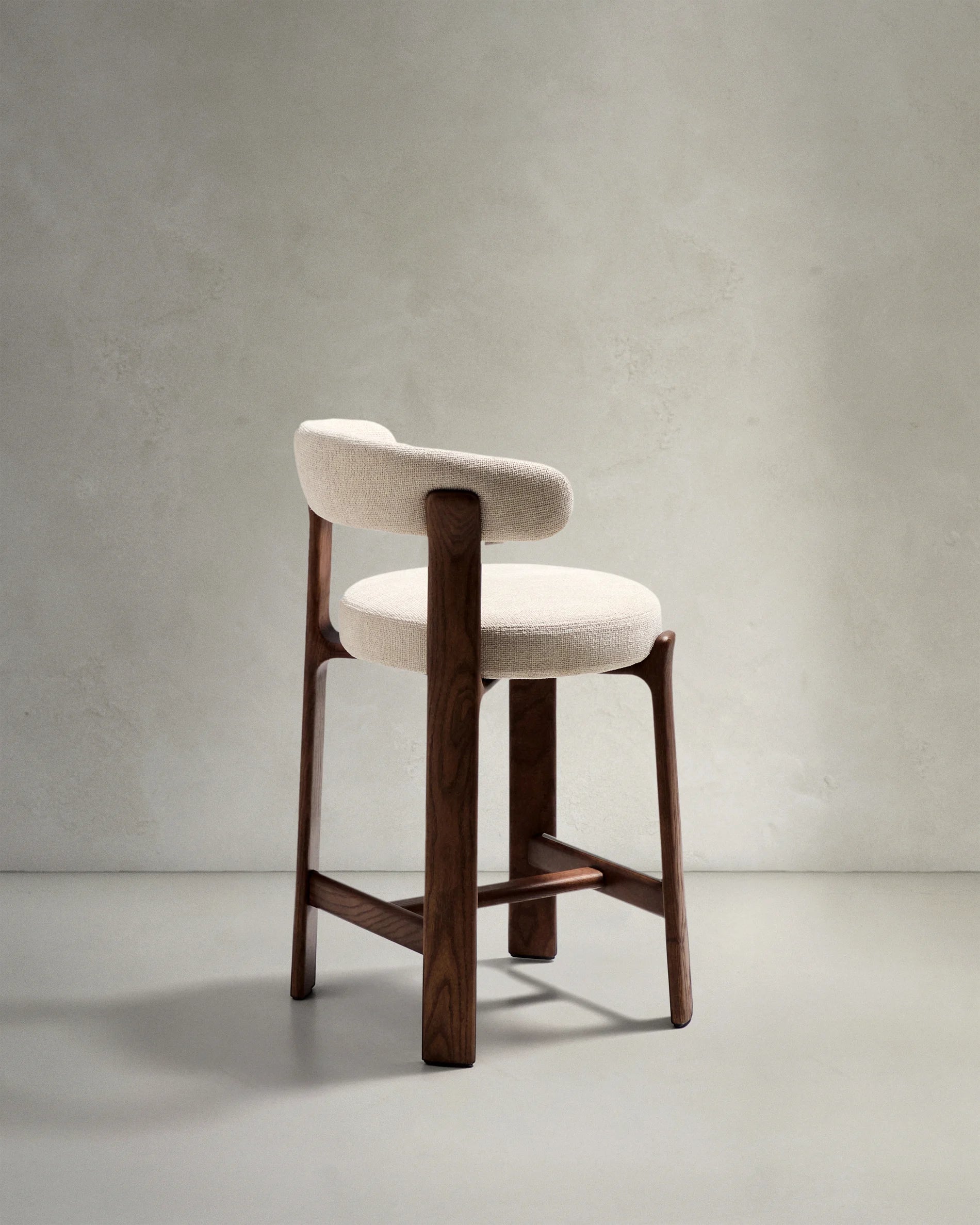 Hocker GRANITE beige chenille met een donkere essen basis