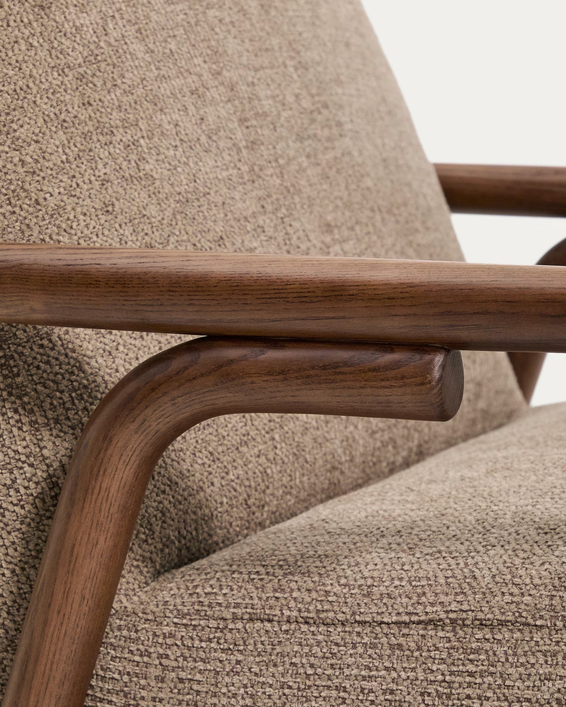 Fauteuil SYLO taupe met een donkere essen basis