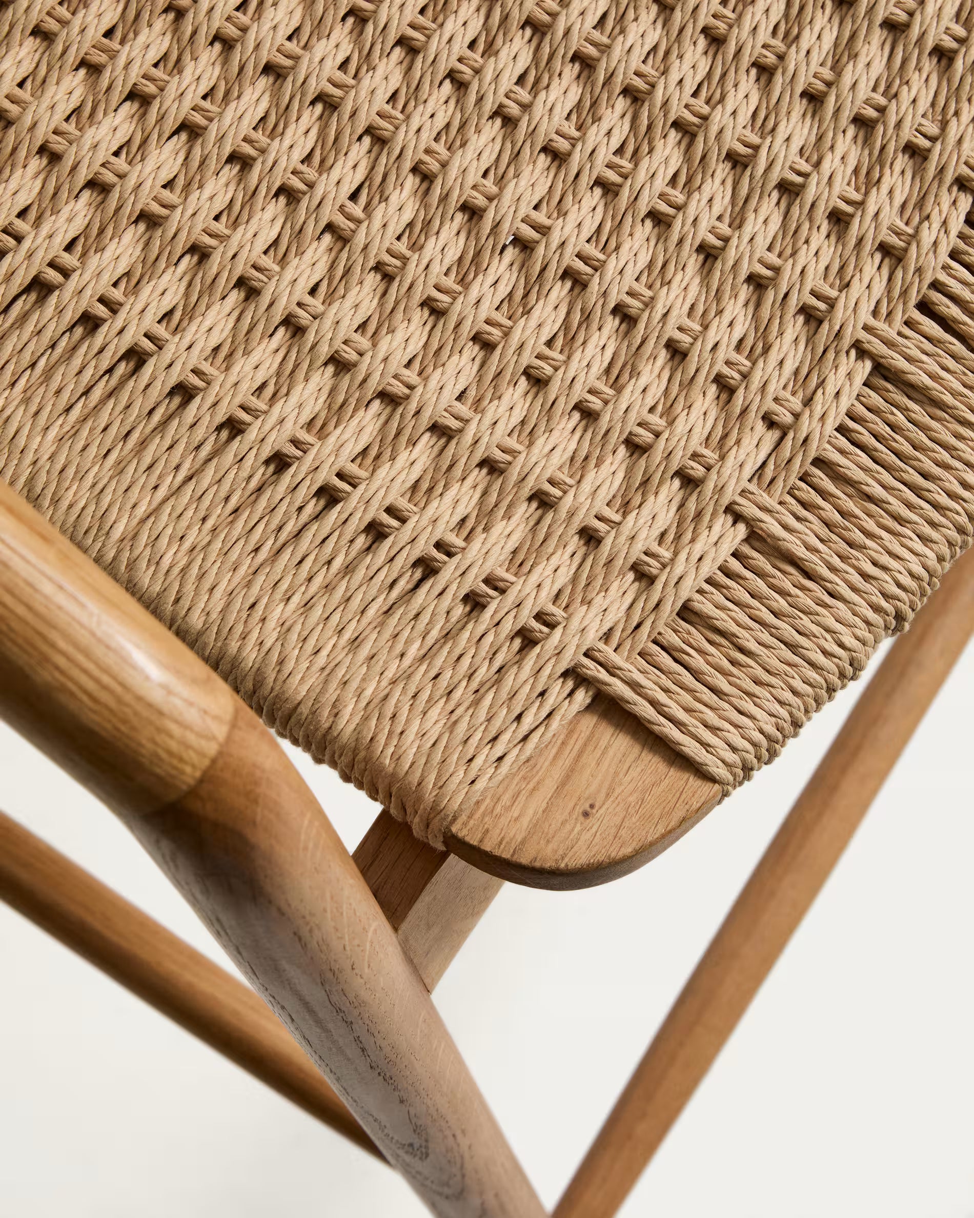 Barstoel DERILE van eikenhout met beige touw.