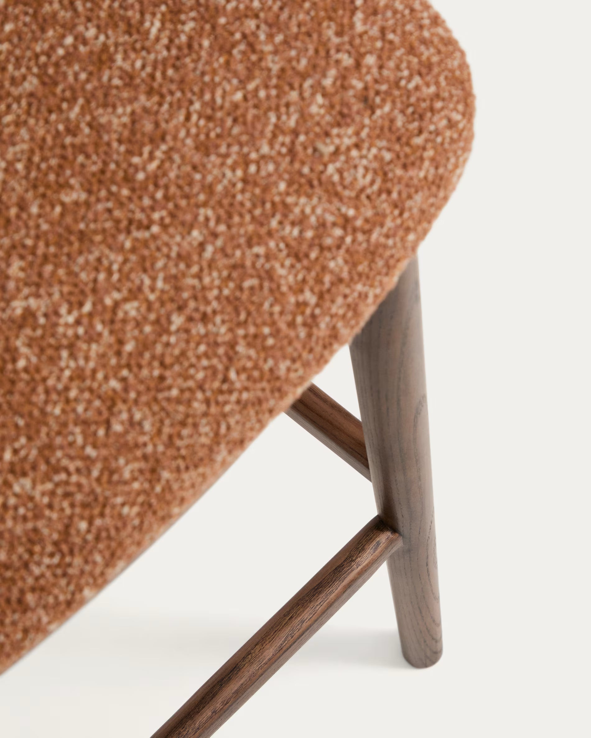 Barhocker CISELIA ziegelroter Chenille mit dunklem Eschenfuß