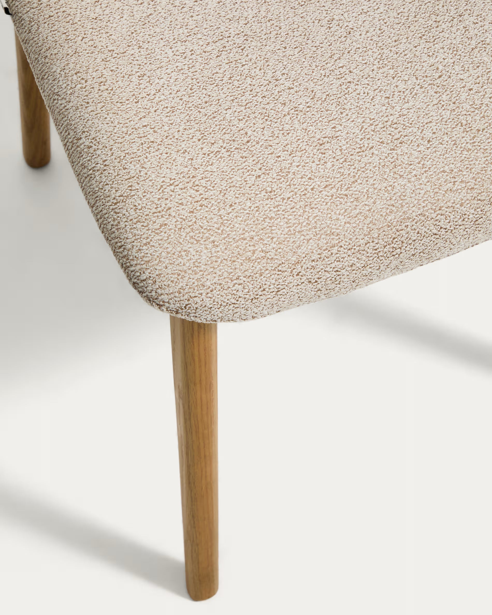 ELNOR stoel beige chenille met eiken basis