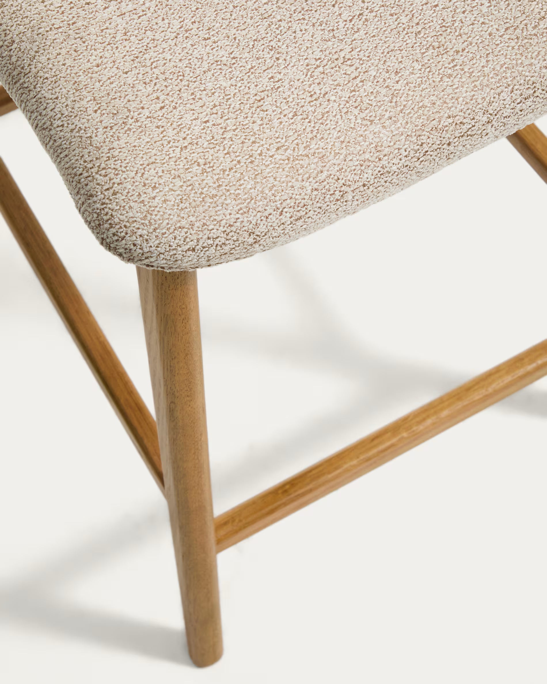 Hocker ELNOR beige chenille met een eiken basis