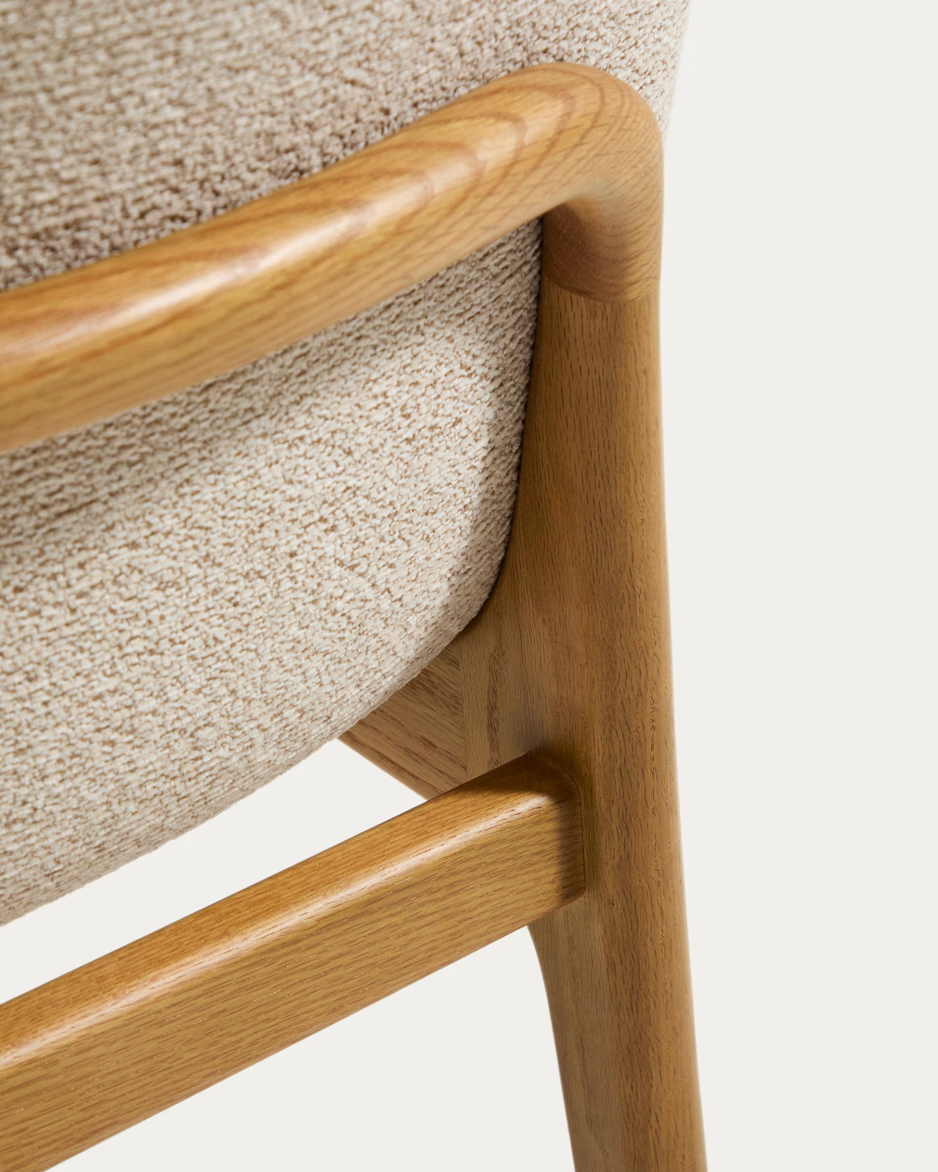 ELNOR fauteuil met armleuningen, beige chenille met een eiken basis.