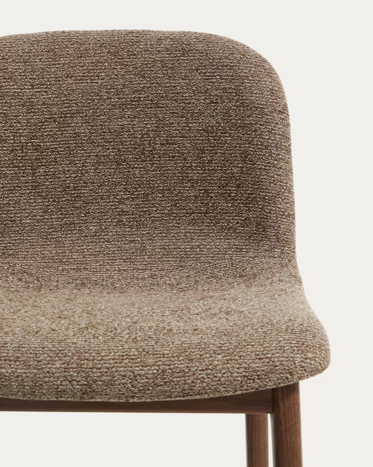 Hocker ELNOR bruin chenille met een eiken basis