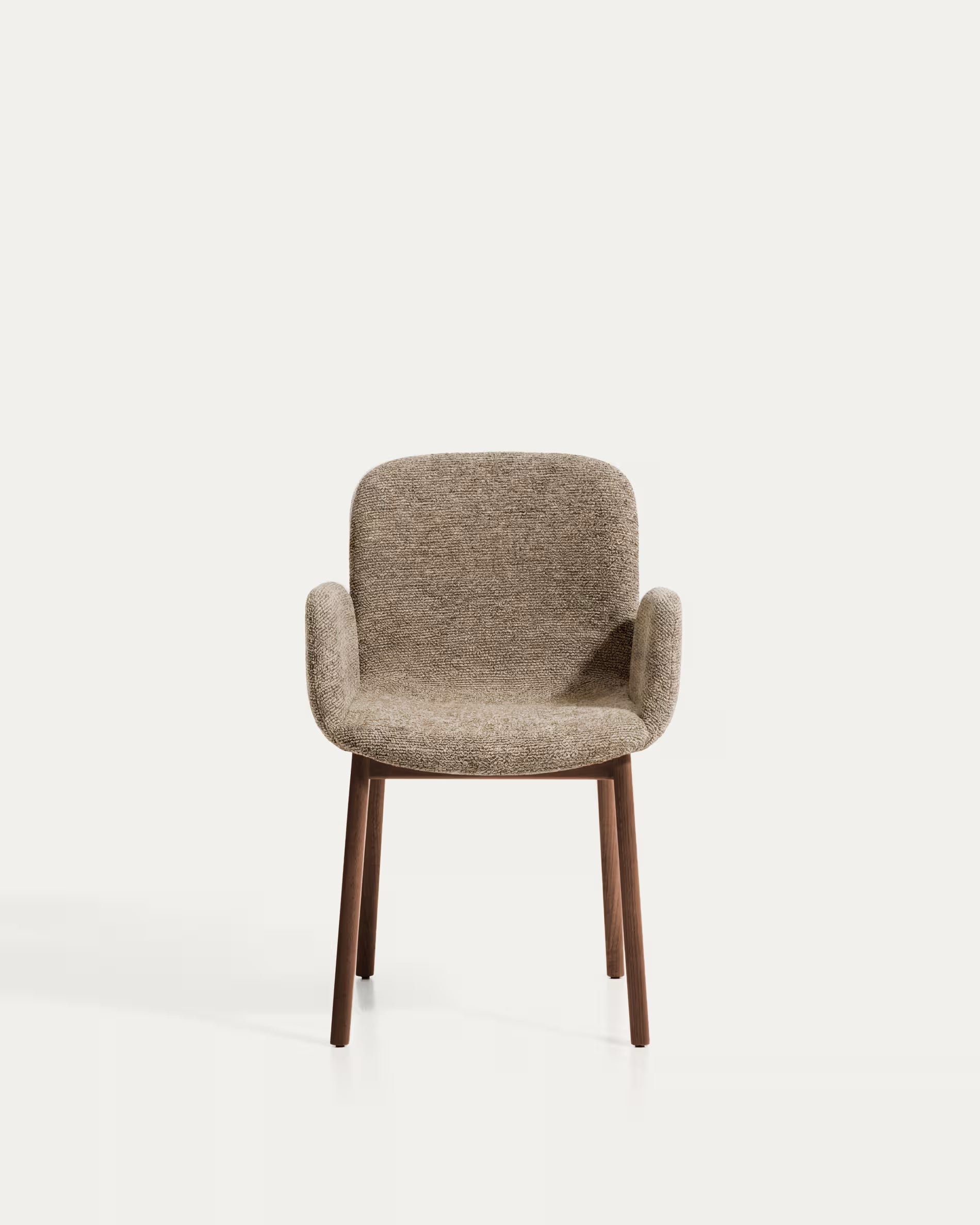 ELNOR fauteuil met armleuningen, bruin chenille met een eiken basis.