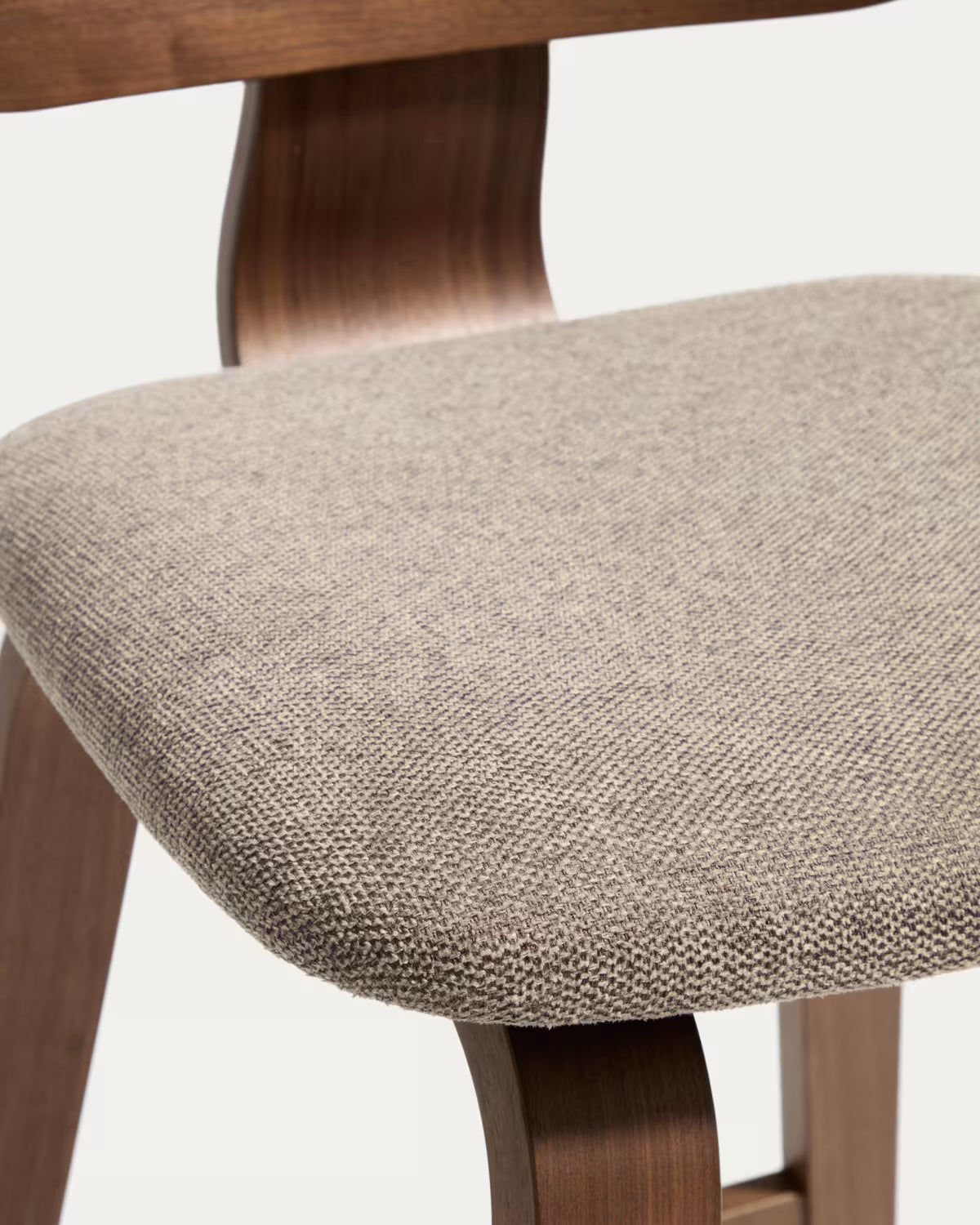 Barkruk GENA beige chenille met een gefineerde notenhouten basis