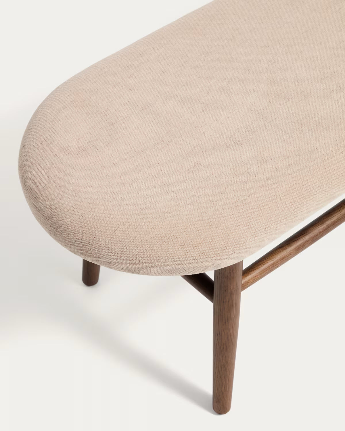 Beige HELDA bank met een donkere gefineerde eiken basis
