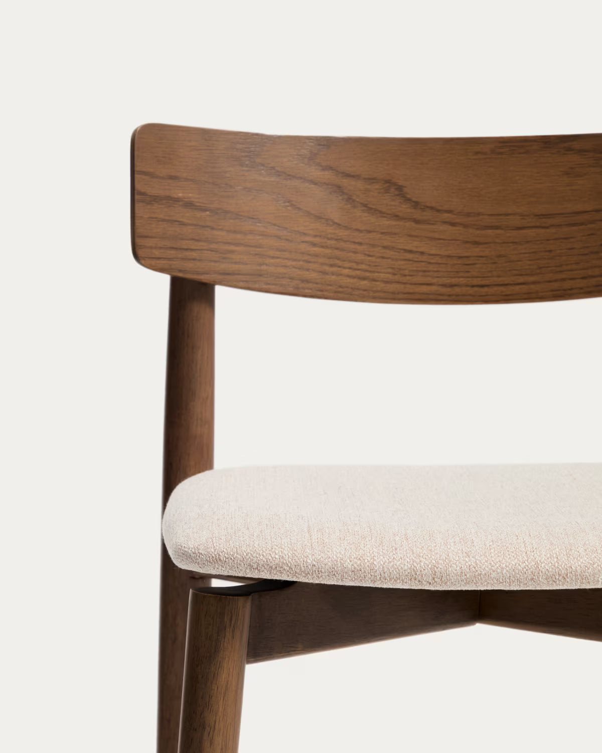 Barstoel EVERA beige chenille met een donkere gefineerde eiken basis