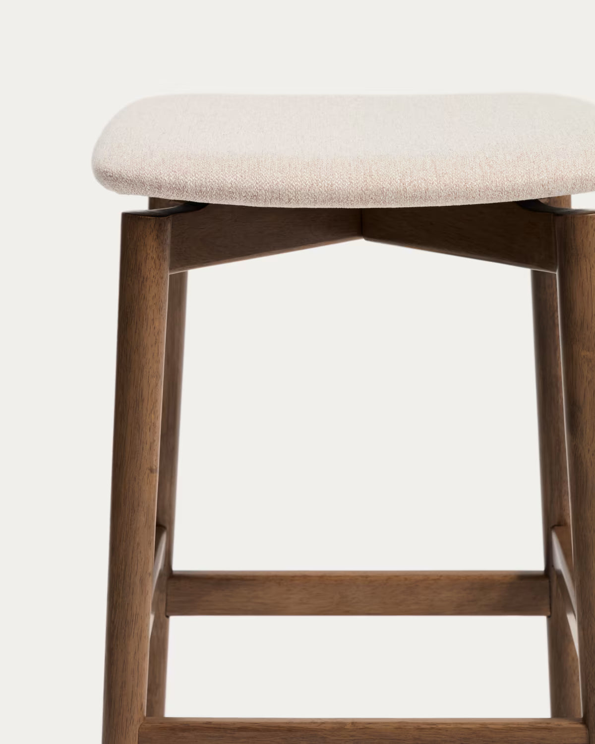 Hocker EVERA beige chenille met een donkere gefineerde eiken basis