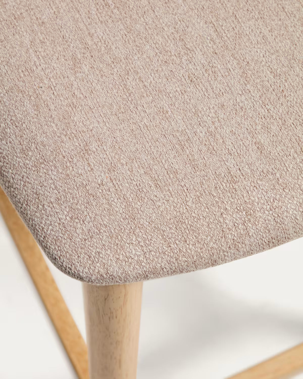 Hocker EVERA beige chenille met een gefineerde eiken basis